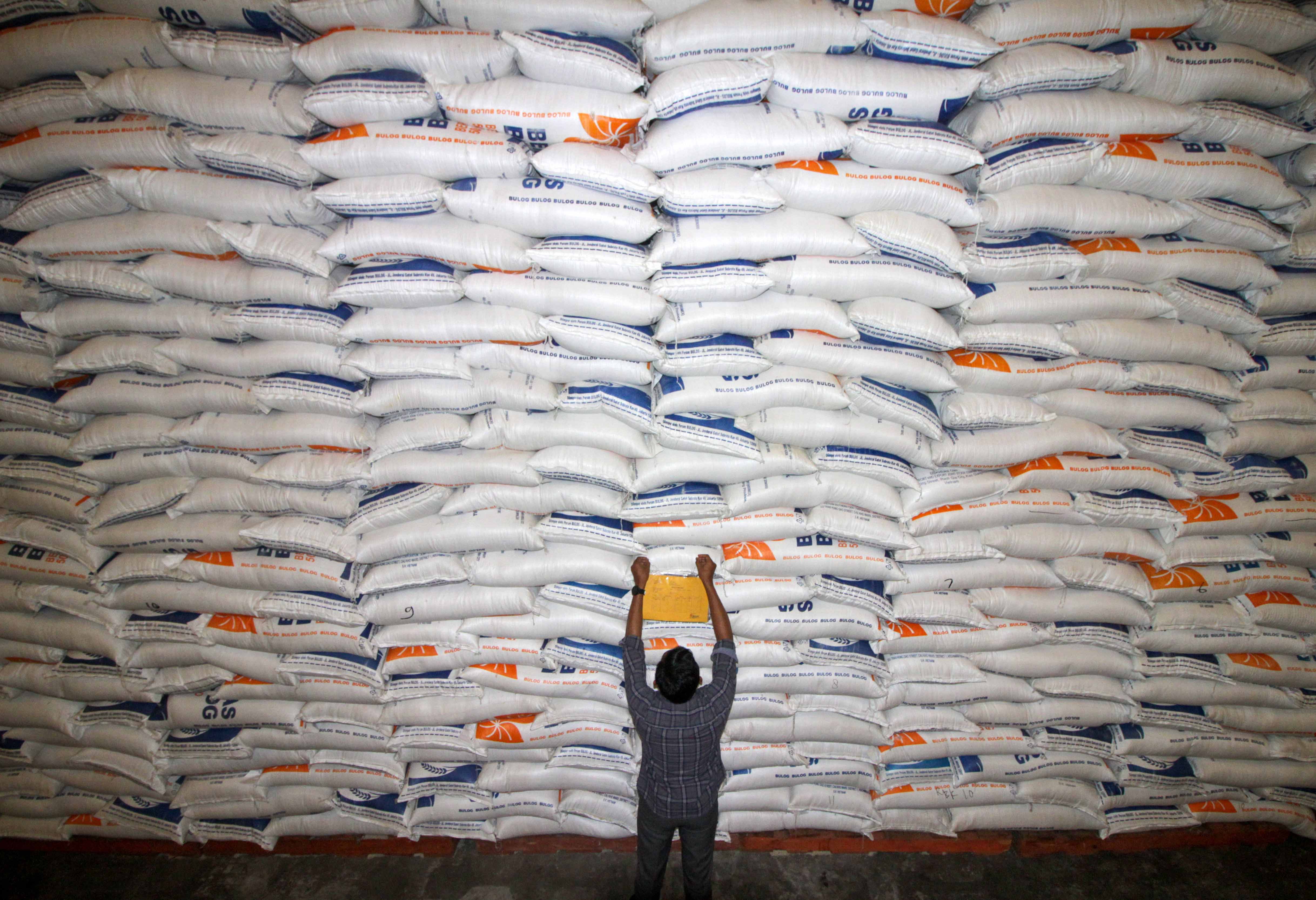 Petugas mendata stok beras di gudang Bulog Jatim