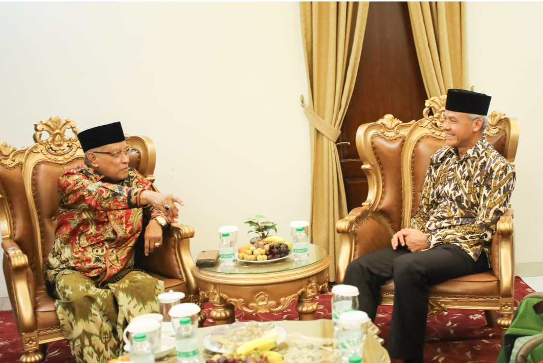Bacapres Ganjar Pranowo (kanan) saat sowan ke kediaman KH Said Aqil Siroj, Cipedak, Jakarta Selatan, Kamis (5/10) malam.