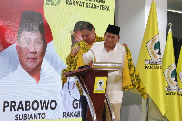 Ketua Umum Partai Golkar Airlangga Hartarto (kanan) memberikan jaket Golkar kepada Ketua Umum Partai Gerindra Prabowo Subianto 