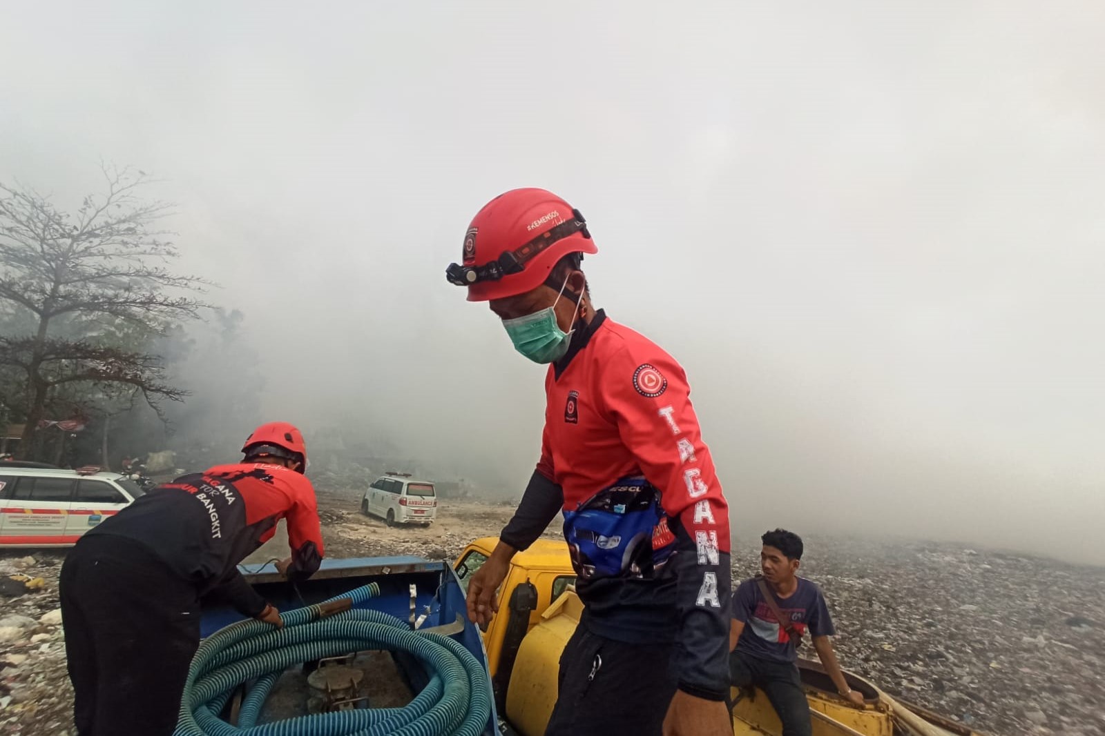 Petugas Tagana dan BPBD Pangandaran terus berusaha memadamkanbeberapa titik api yang membakar TPA sampah Purbahayu.