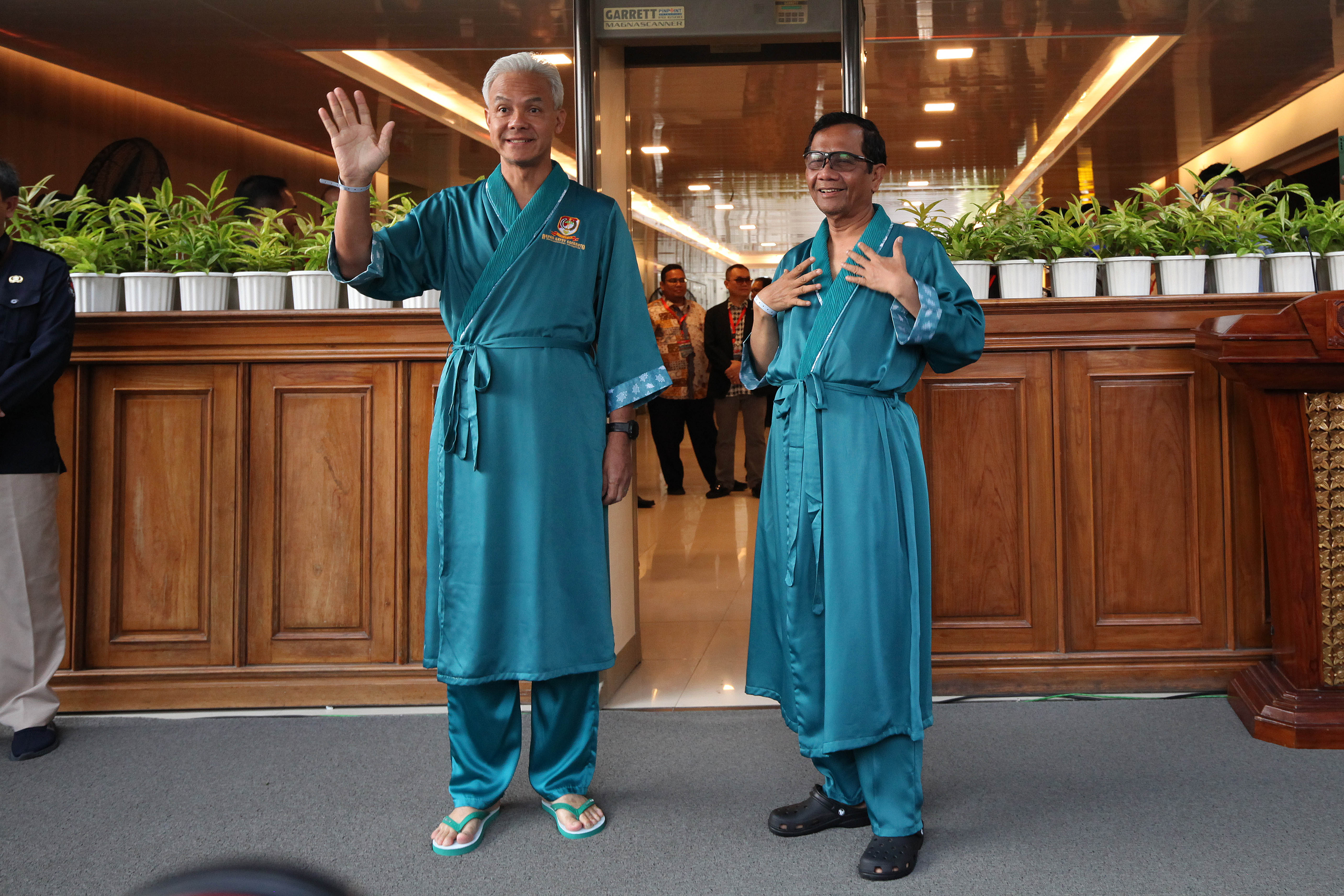Bakal capres dan cawapres Ganjar Pranowo (kiri) dan Mahfud MD berganti pakaian saat akan melakukan pemeriksanaan kesehatan 
