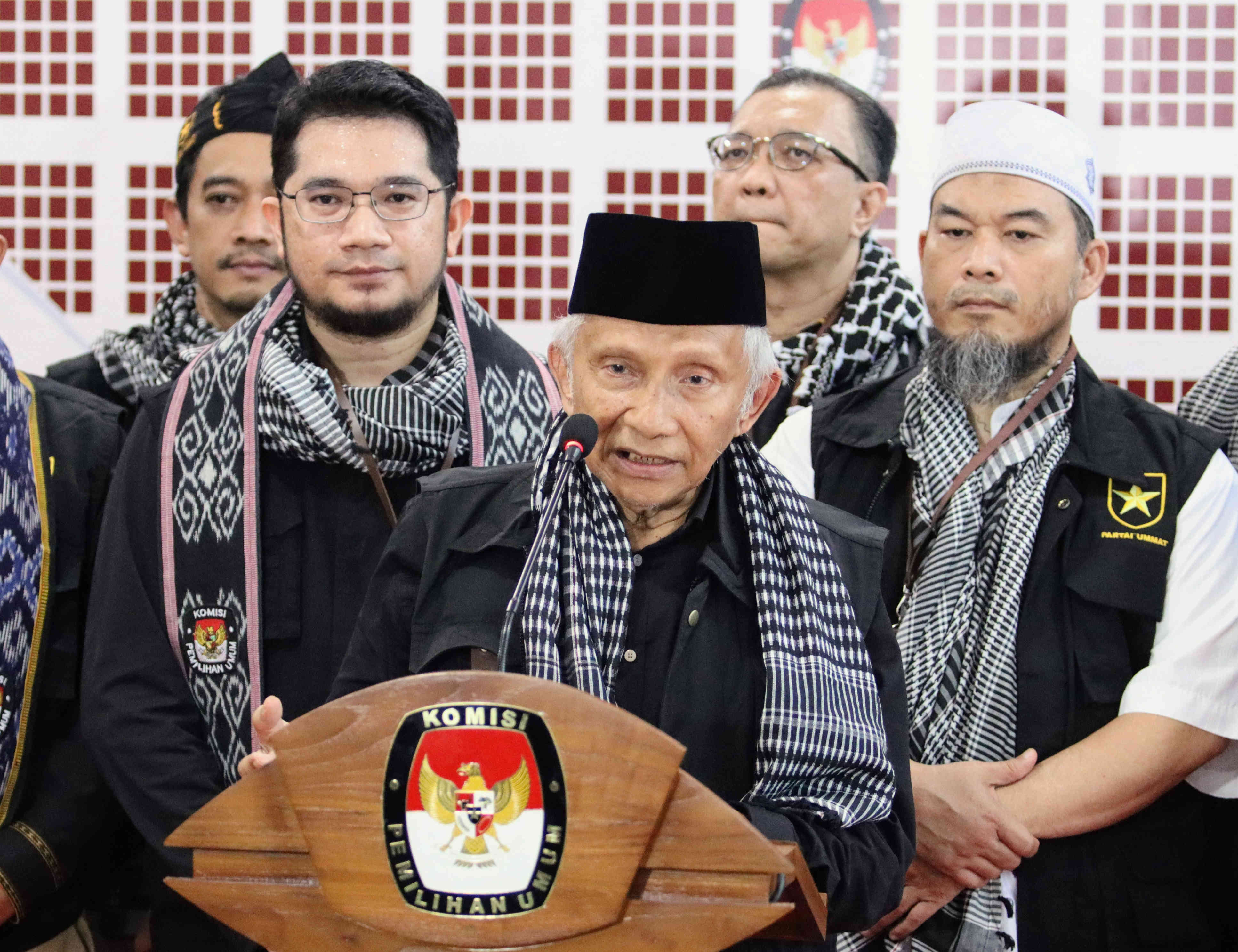 Ketua Majelis Syuro Partai Ummat Amien Rais (tengah) 