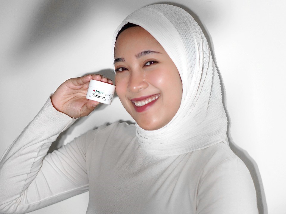 Salah satu langkah untuk mengurangi risiko pada kulit akibat paparan sinar UV yakni menggunakan sunscreen atau tabir surya.