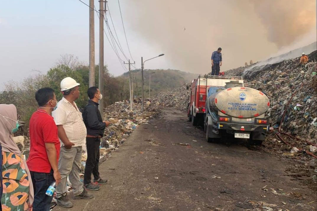 Petugas berusaha memadamkan api yang membakar sampah di TPA Jatibarang, Semarang, Jawa Tengah, Jumat (6/10).