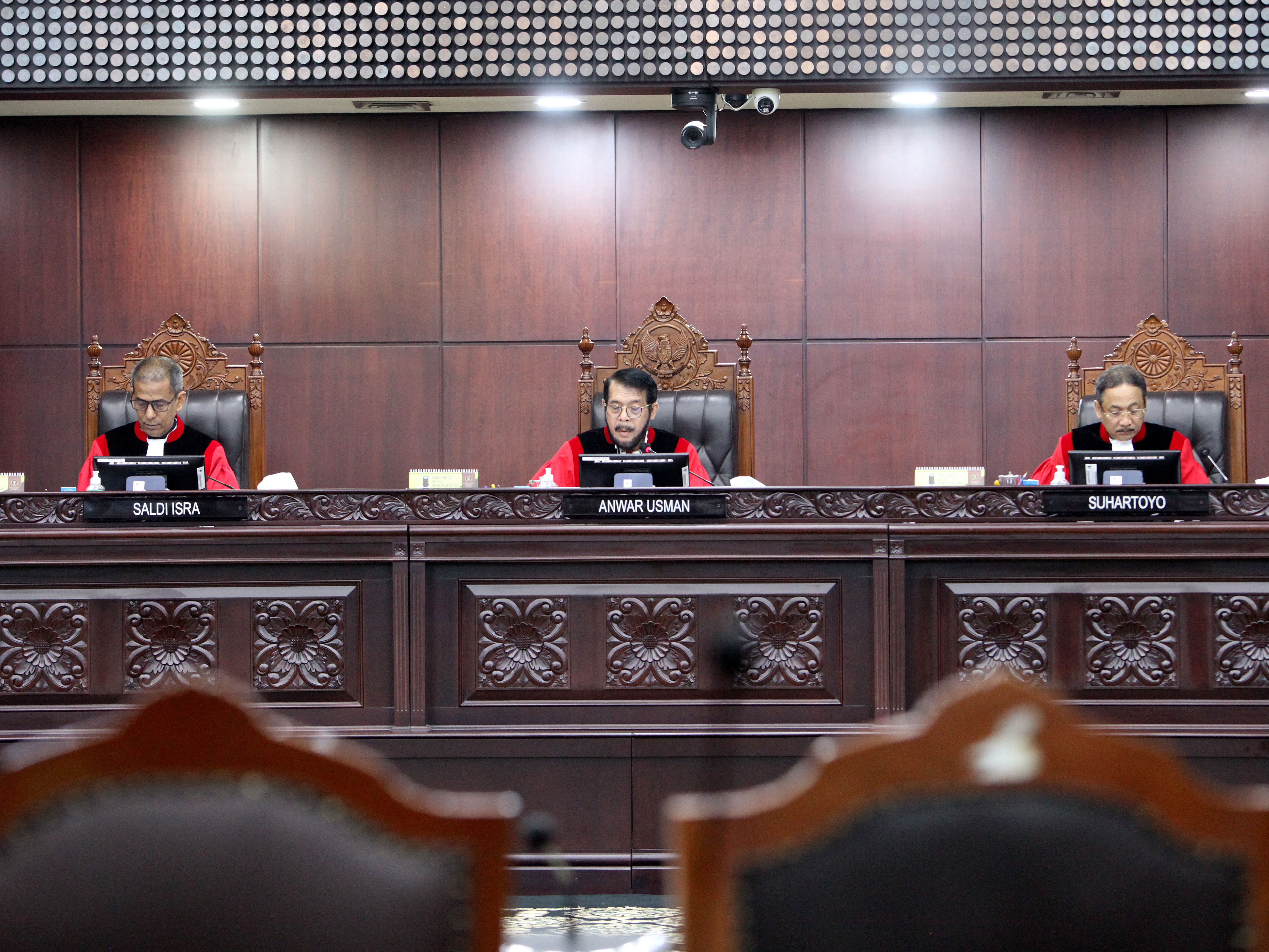 Ketua Majelis Hakim Konstitusi Anwar Usman (tengah) didampingi hakim konstitusi Saldi Isra (kiri) dan Suhartoyo.