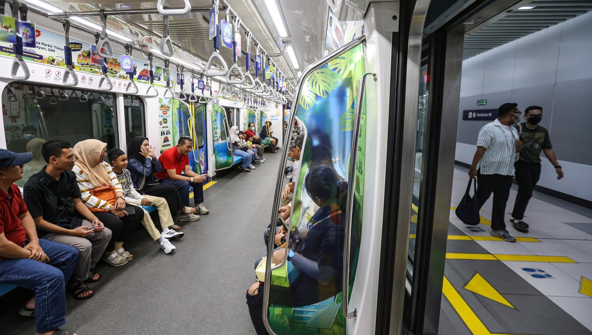 Para penumpang transportasi publik MRT Jakarta.