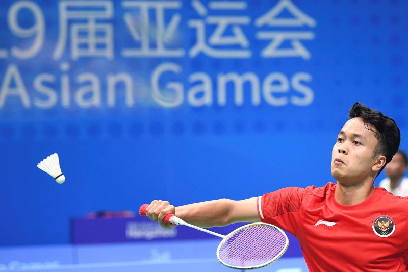 Sinisuka Ginting mencoba mengembalikan kok kepada lawan di Asian Games Hangzhou.