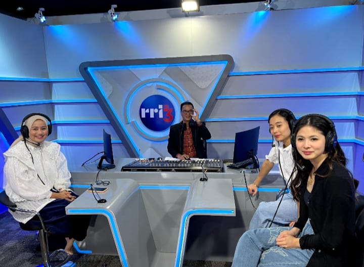 Antik Bintari (kiri), Dhika Himawan (kedua kanan), dan Adelle Odelia Tanuri (kanan).