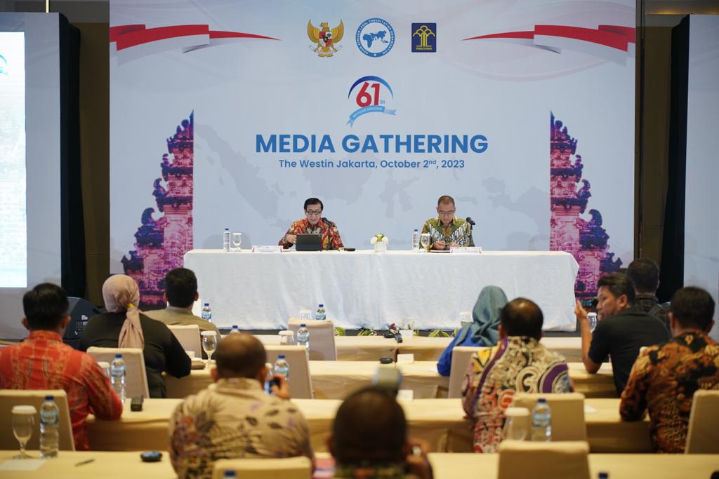 Menkumham Yasonna H. Laoly (kiri) memberi penjelasan pada Media Gathering AALCO di Jakarta, Senin (2/10).