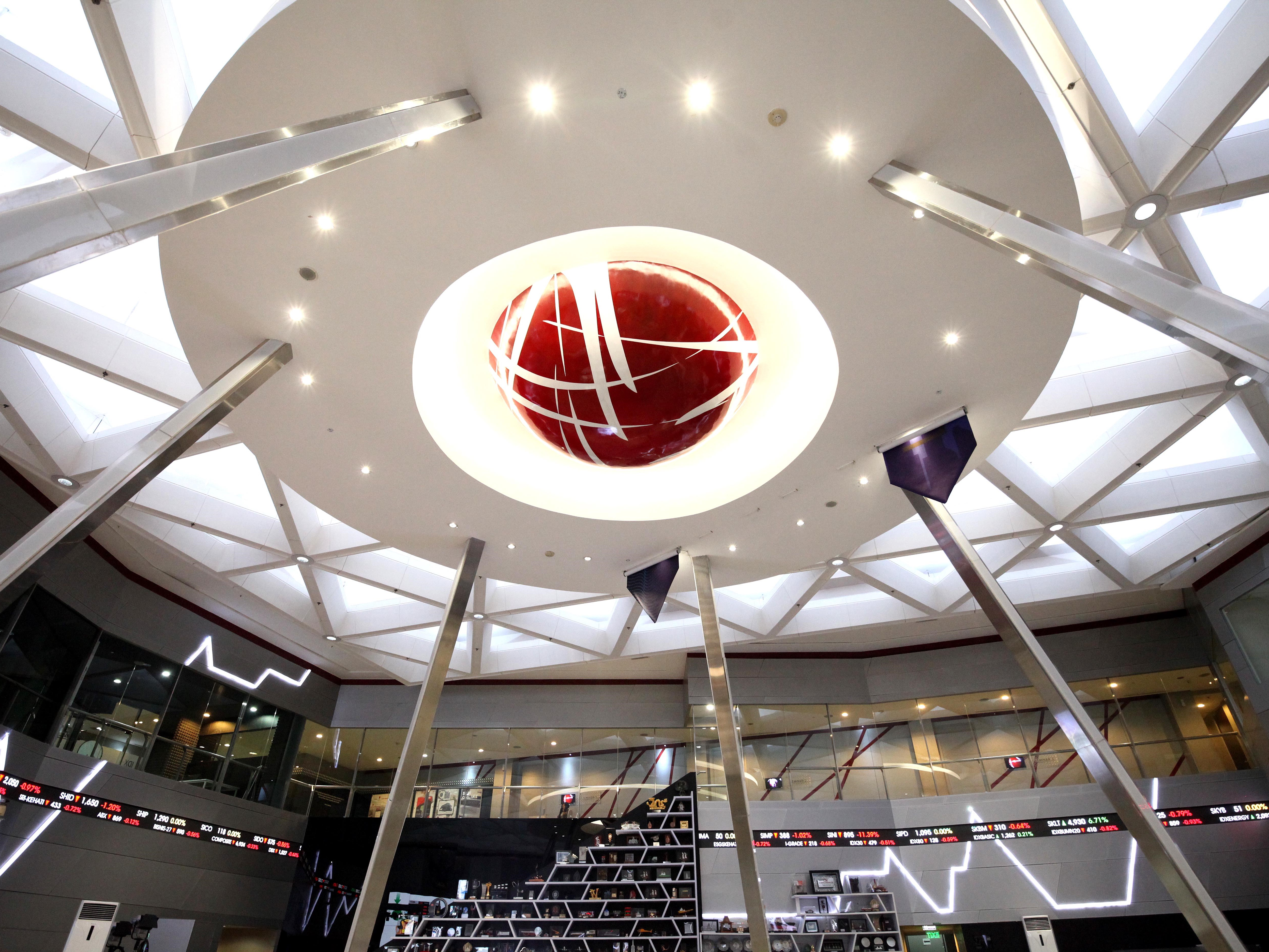  Papan-papan elektronik berisi data pergerakan bursa saham yang melemah di Bursa Efek Indonesia (BEI), Jakarta, Rabu (18/10/2023).