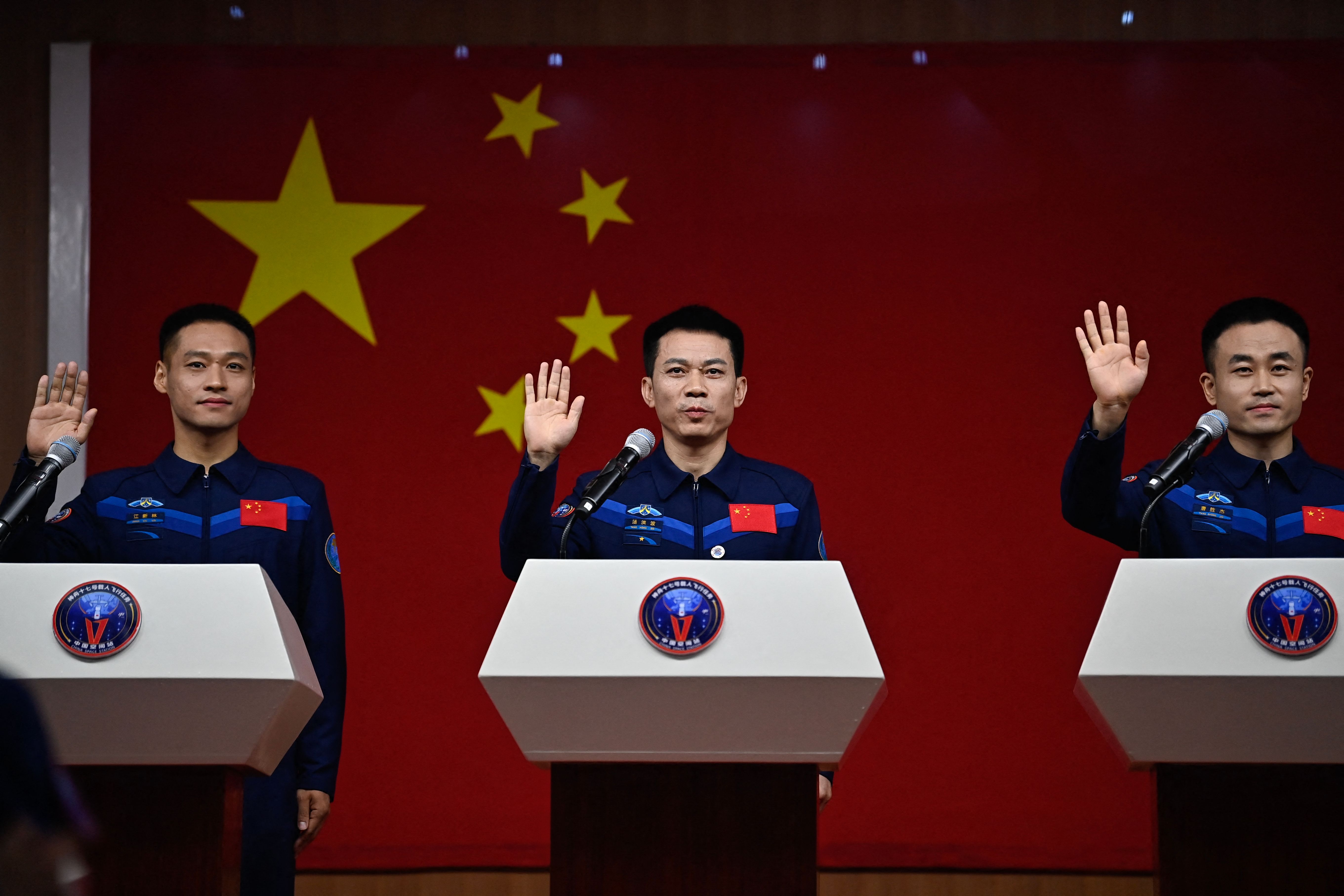 Tiga astronaut muda Tiongkok yang akan bertolak ke stasiun luar angkasa