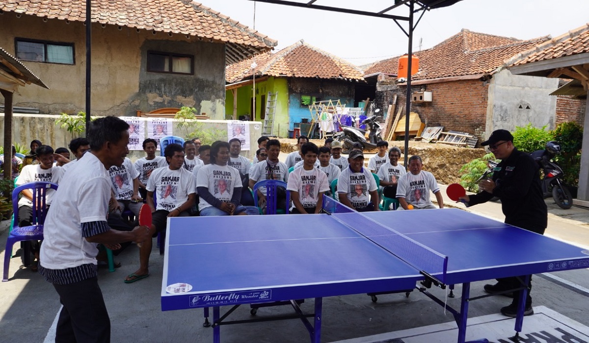 Komunitas Ojek Online (Kajol) Indonesia melakukan revitalisasi fasilitas olahraga 