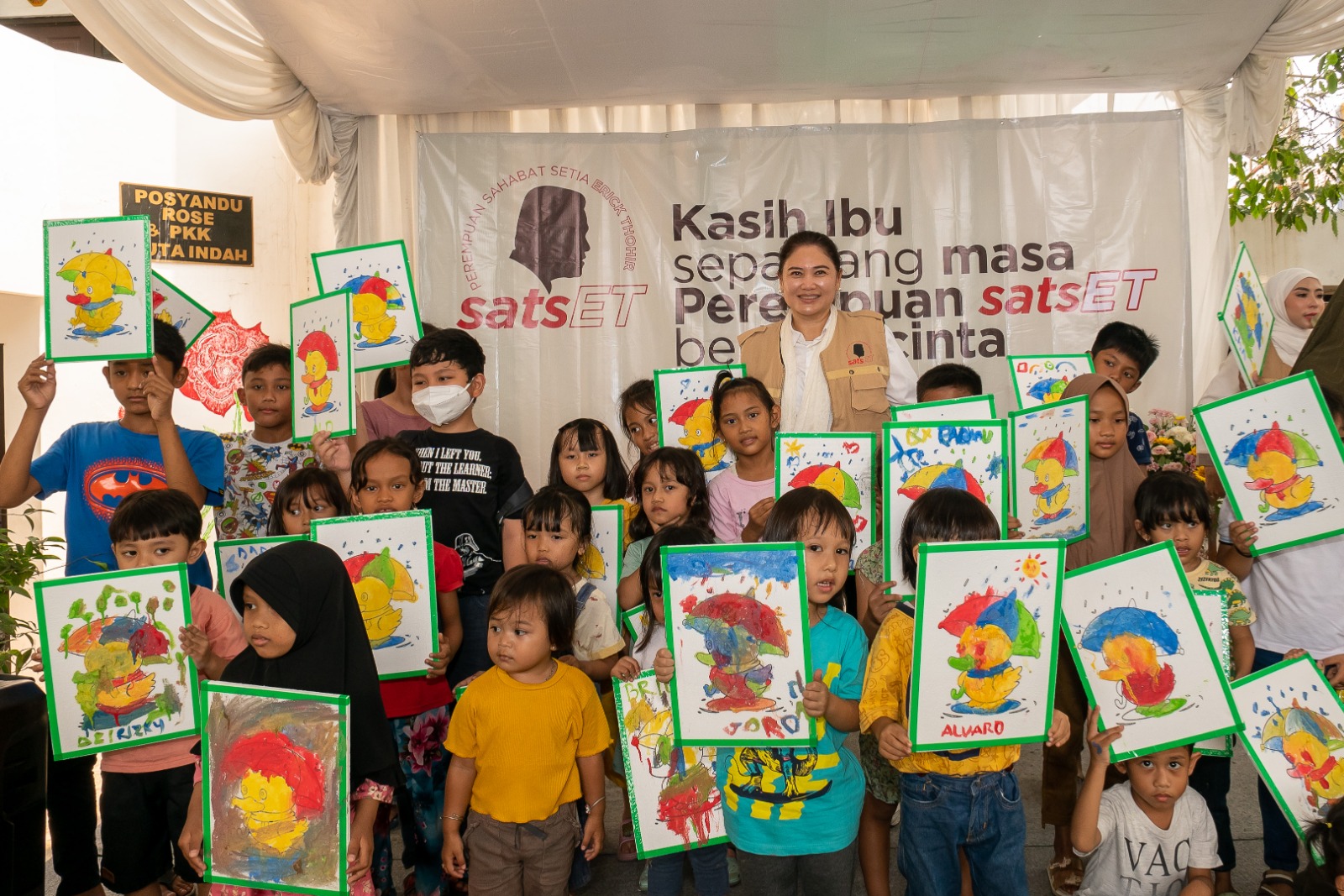 Liza Erick Thohir bersama anak-anak di salah satu Posyandu di Bekasi, Jawa Barat