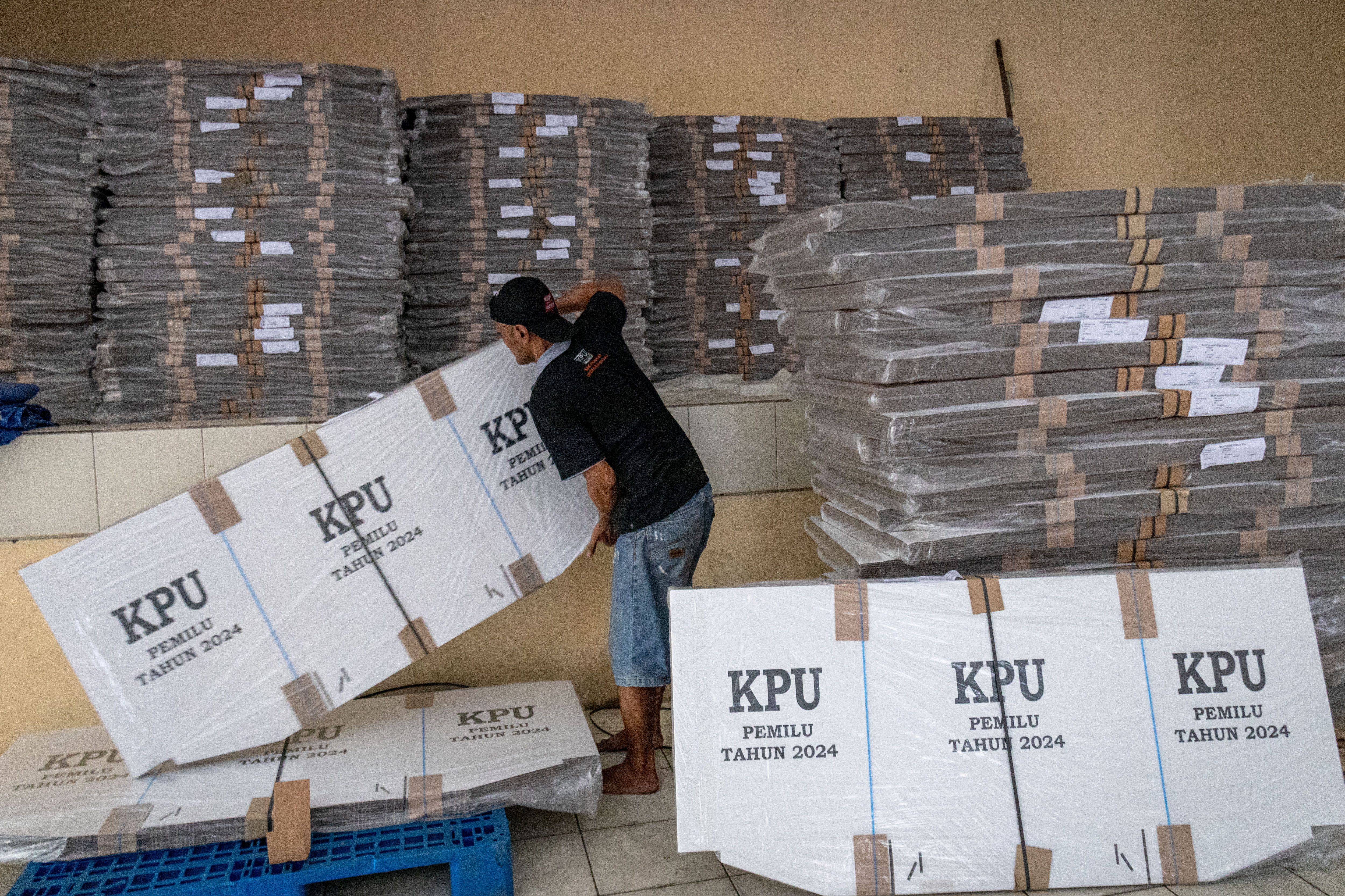 Ilustrasi logistik pemilu.