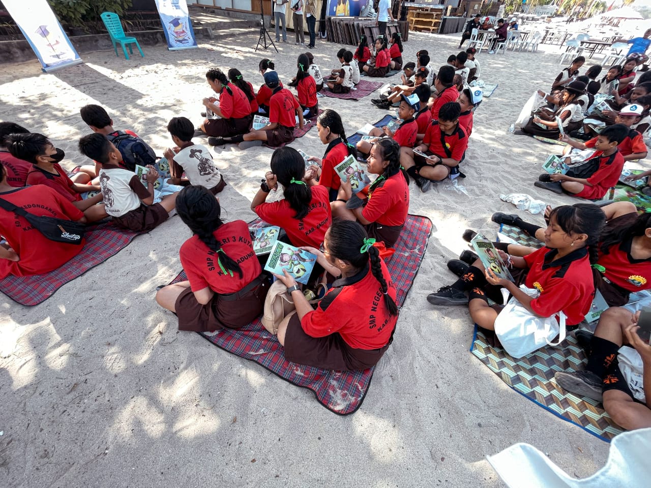 'Claim The Future' yang melibatkan ratusan siswa SD di Bali untuk menyambut  KTT AIS Forum 202w