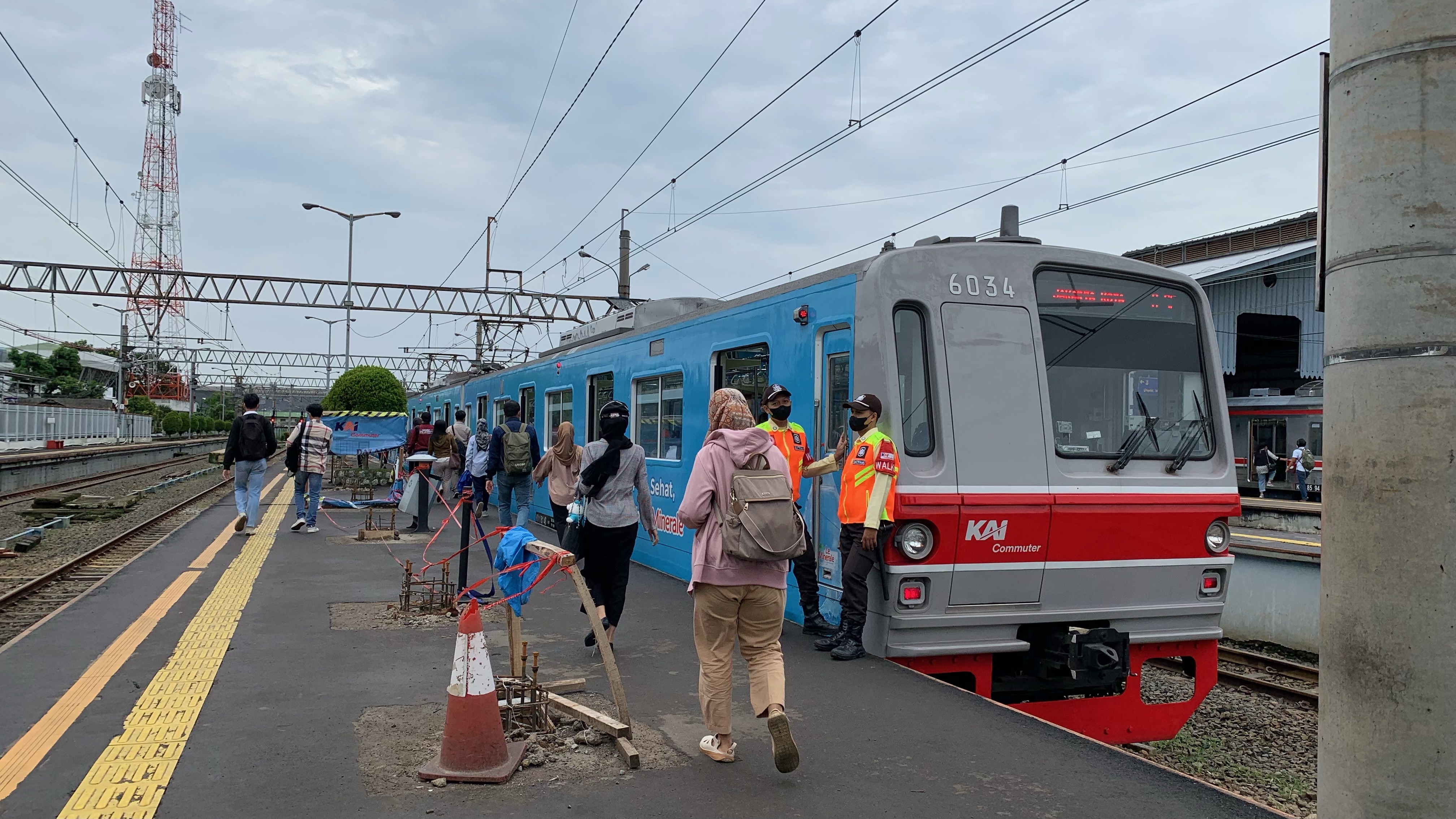 Suasana pemberangkatan KRL di Stasiun Bogor, Jawa Barat