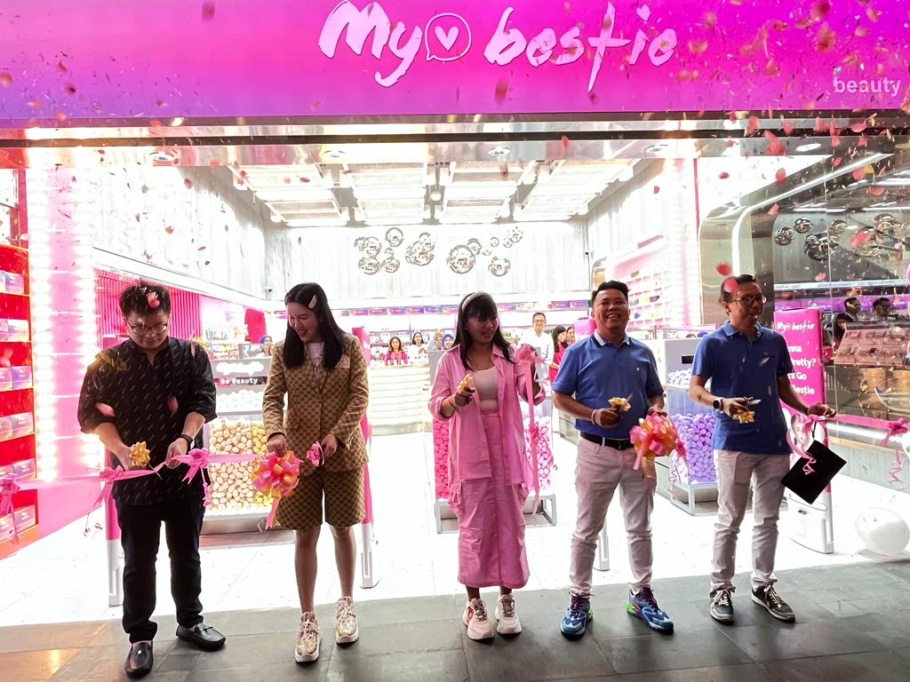 Toko kecantikan dan gaya hidup My Bestie membuka toko keduanya di Gandaria City, Jakarta, Kamis (12/10).