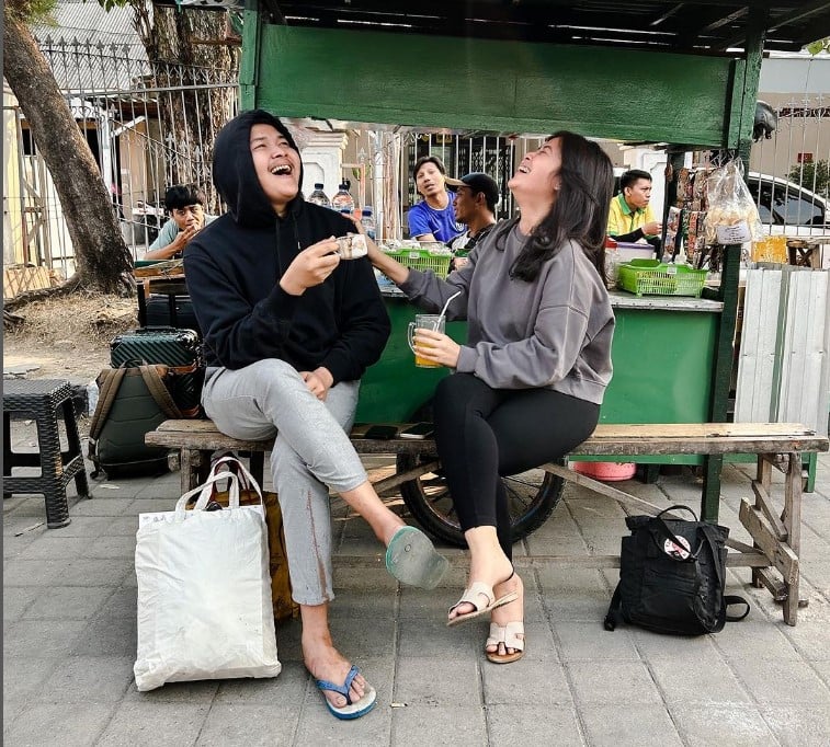Komika Nopek Novian (kiri) dan tunangannya.