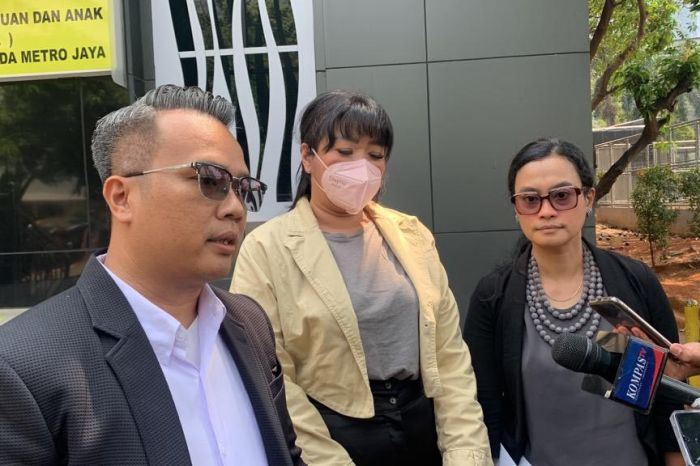 Chief Operating Officer (COO) Miss Universe Andaria Sarah Dewia memberikan keterangan di Polda Metro Jaya, Jakarta, Kamis (12/10).