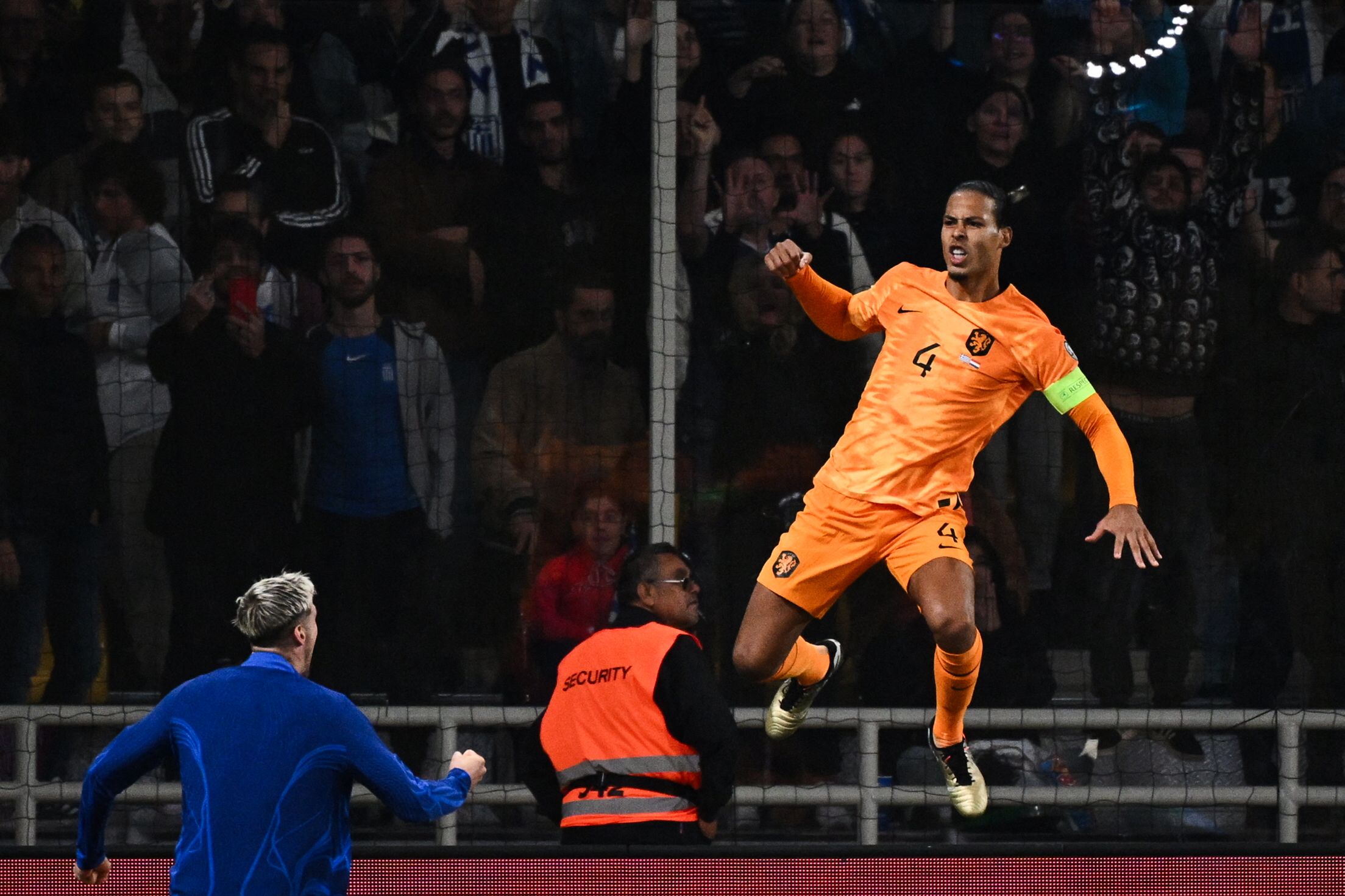 Bek Belanda Virgil van Dijk melakukan selebrasi usai mencetak gol ke gawang Yunani dalam laga kualifikasi Piala Eropa 2024.