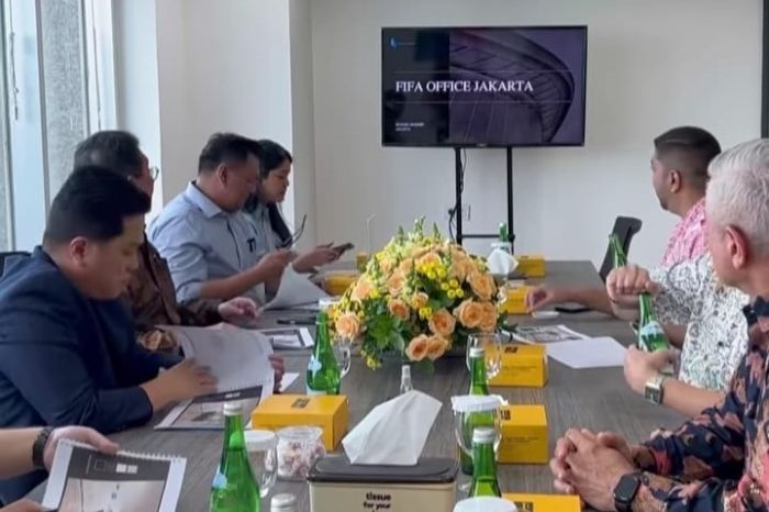 Ketum PSSI Erick Thohir menerima perwakilan FIFA di Jakarta