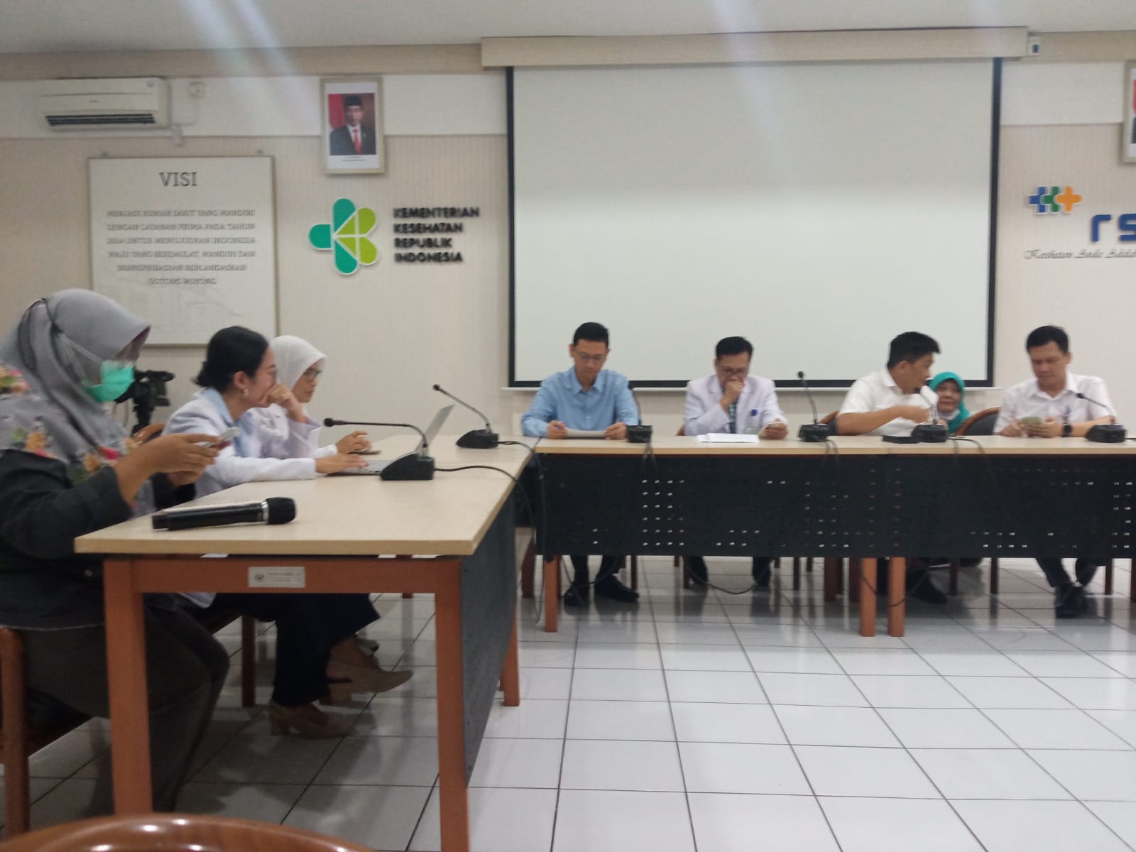 Direktur Utama RSHS Bandung Jimmy Panelewen bersama Tim Penanganan Bayi Kembar Siam.