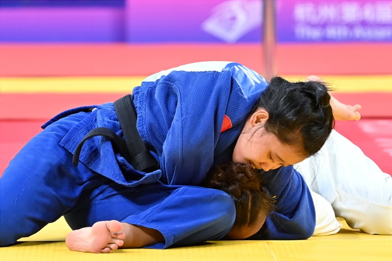 Novia Larassati turun di kelas -48 kg J1 putri mengalahkan wakil Mongolia, Suvd-erdene Togtokhbayar di Asian Para Games 2022.