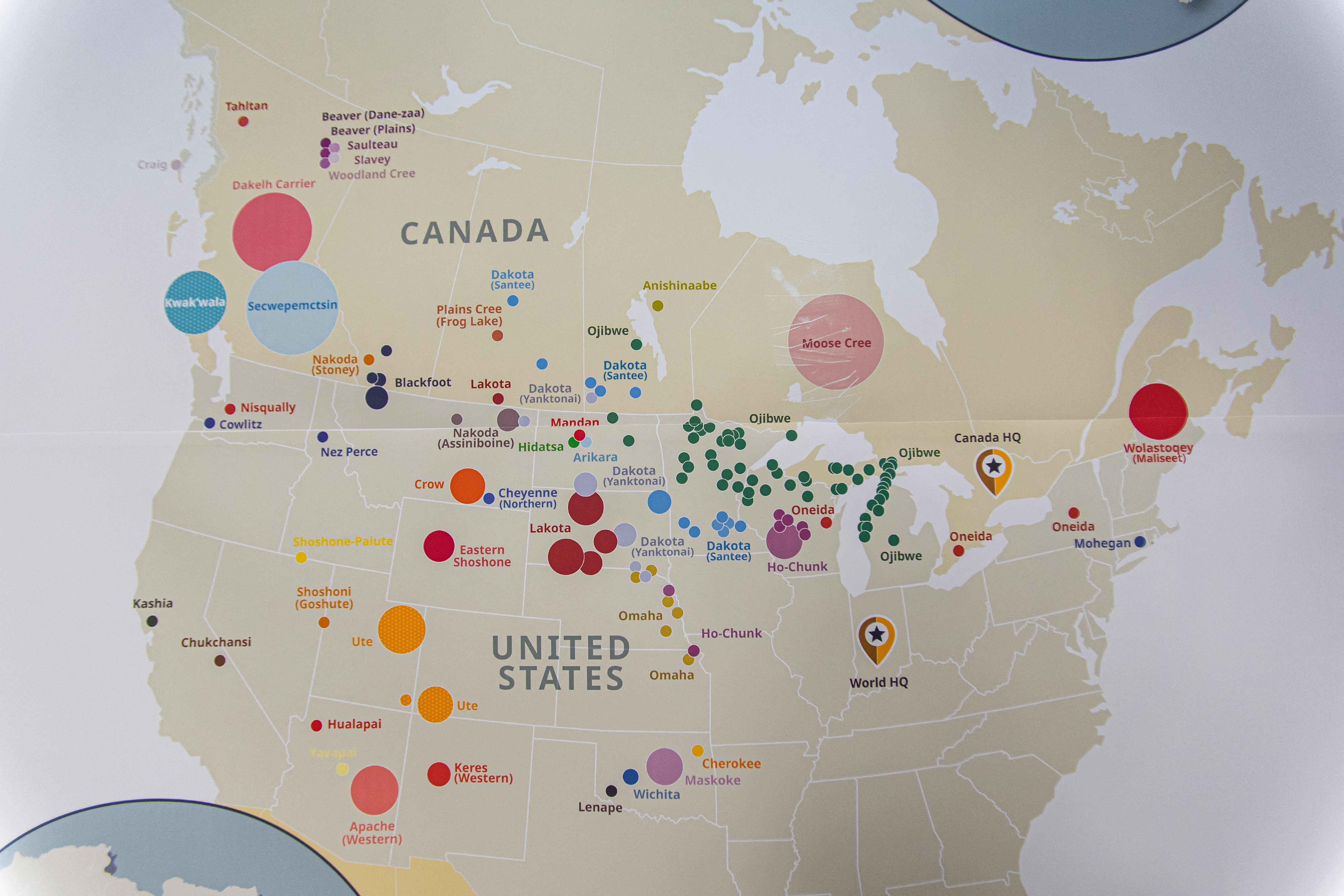 Peta yang menunjukkan wilayah Amerika Utara di mana upaya konservasi bahasa dilakukan di kantor Konservasi Bahasa di Bloomington