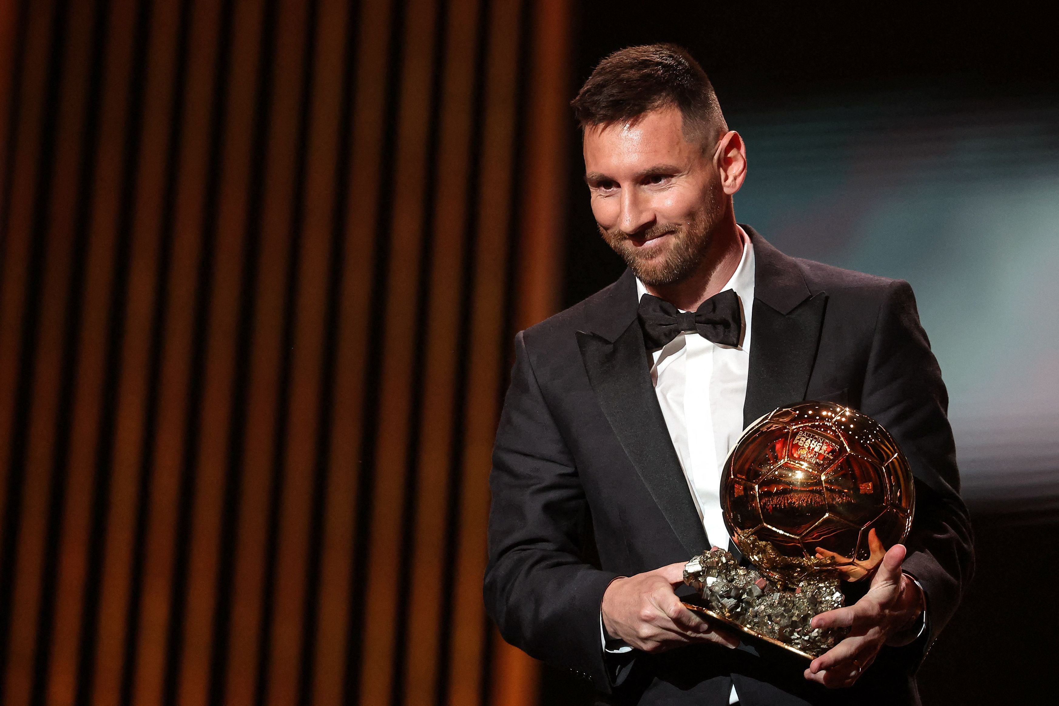 Lionel Messi menerima piala bola emas untuk kedelapan kali sepanjang kariernya.