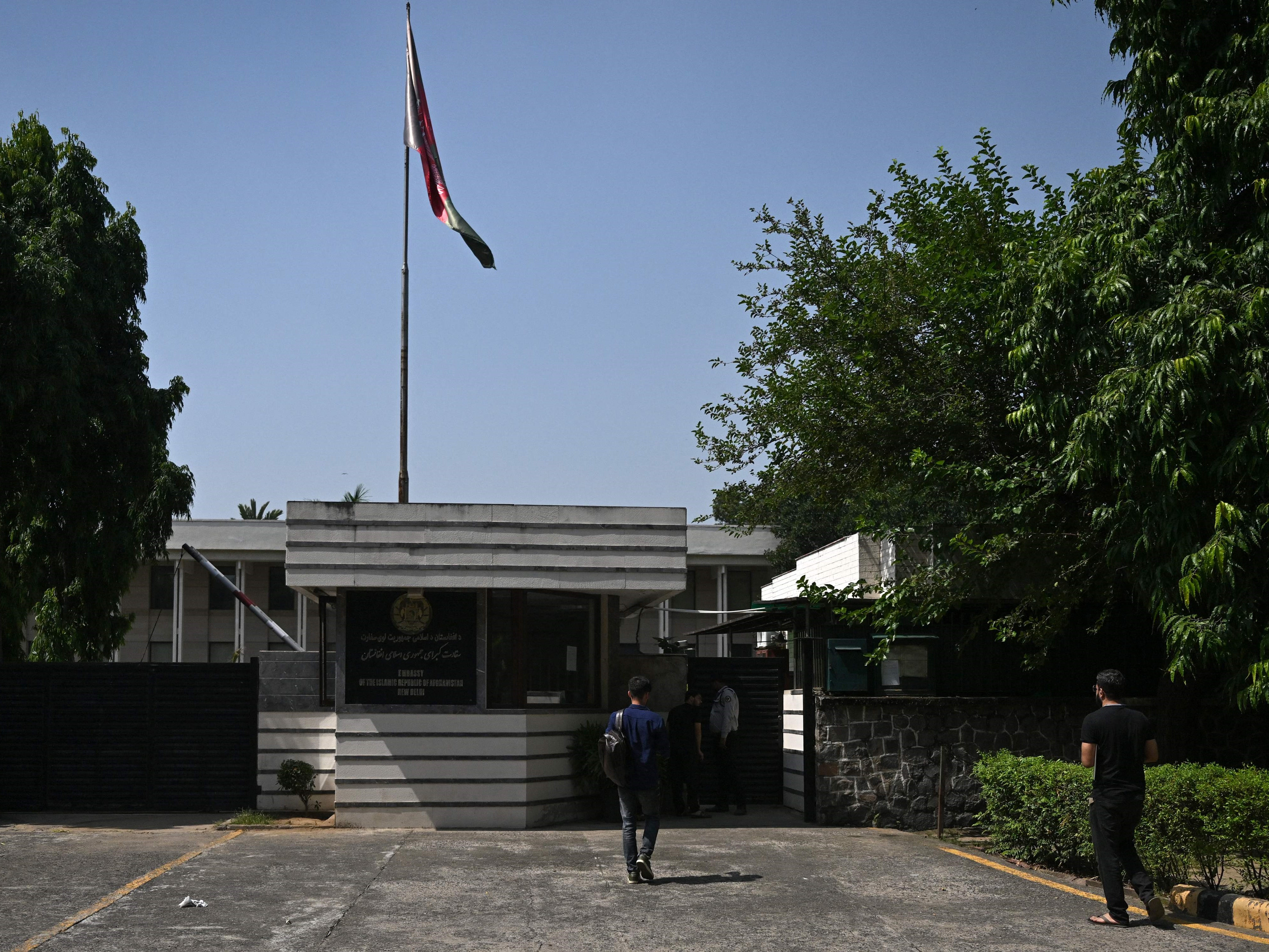 Warga negara Afghanistan berdiri di luar kedutaan Republik Islam Afghanistan di New Delhi pada 29 September 2023. 