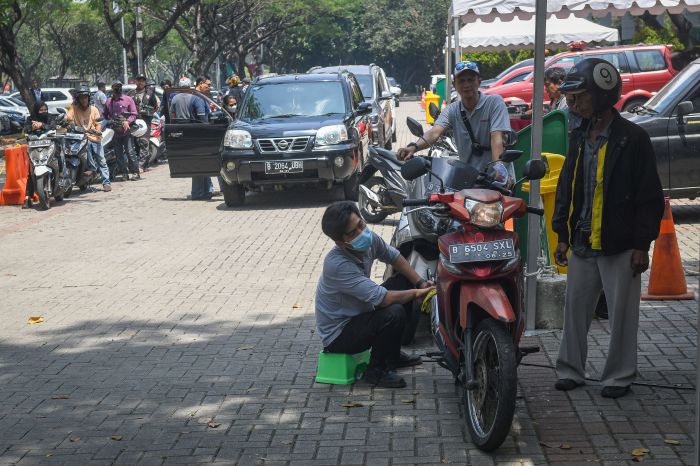 Sejumlah kendaraan mengantre untuk melakukan uji emisi di Jakarta