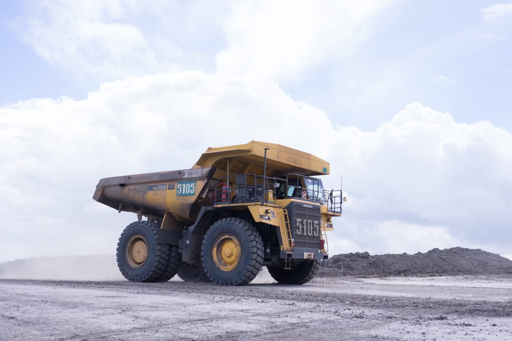 Ilustrasi: Truk pengangkut di sebuah kawasan industri pertambangan