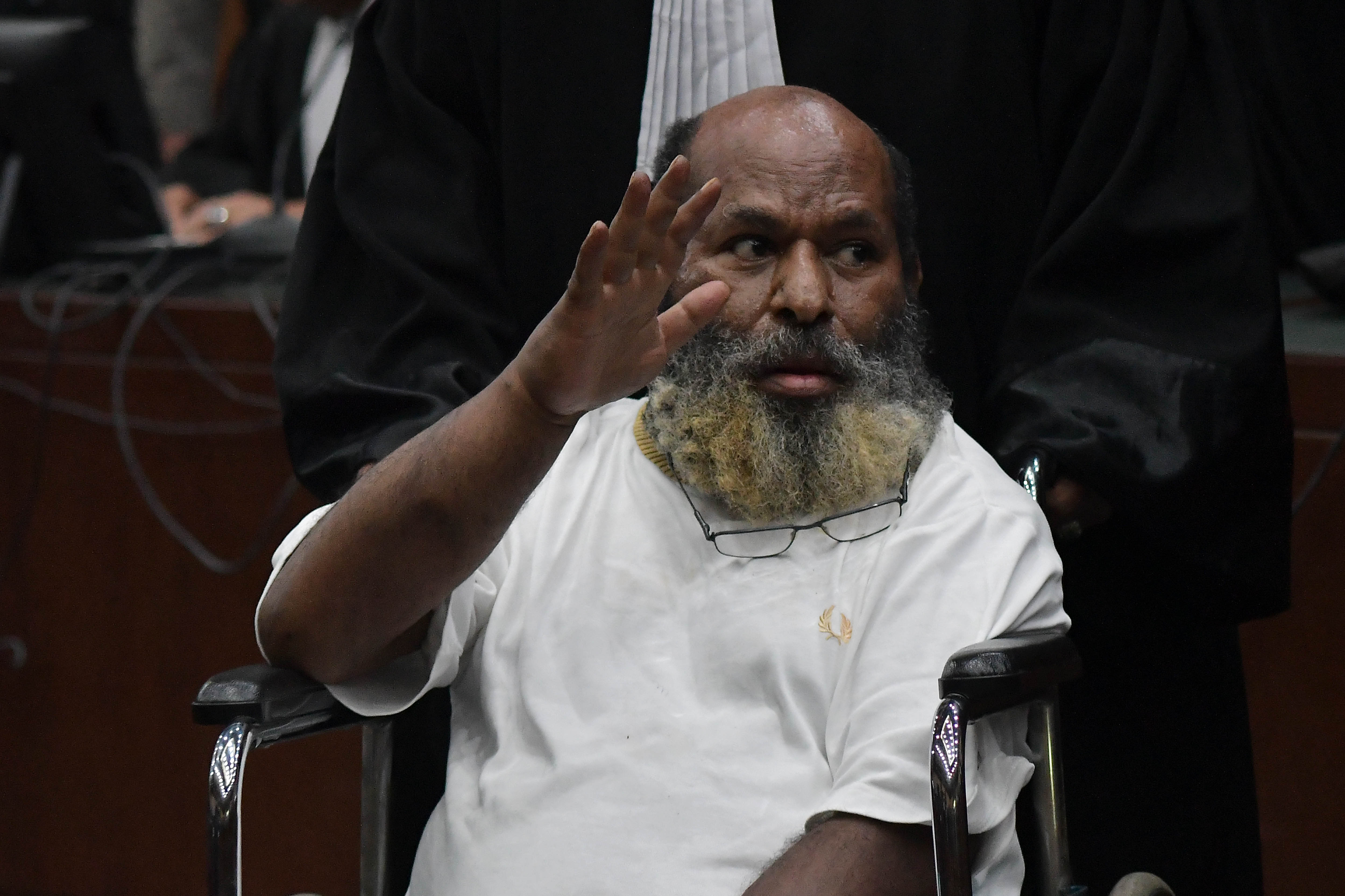 Terdakwa kasus dugaan suap dan penerimaan gratifikasi Lukas Enembe usai menjalani sidang putusan di Pengadilan Tipikor, Kamis (19/10).