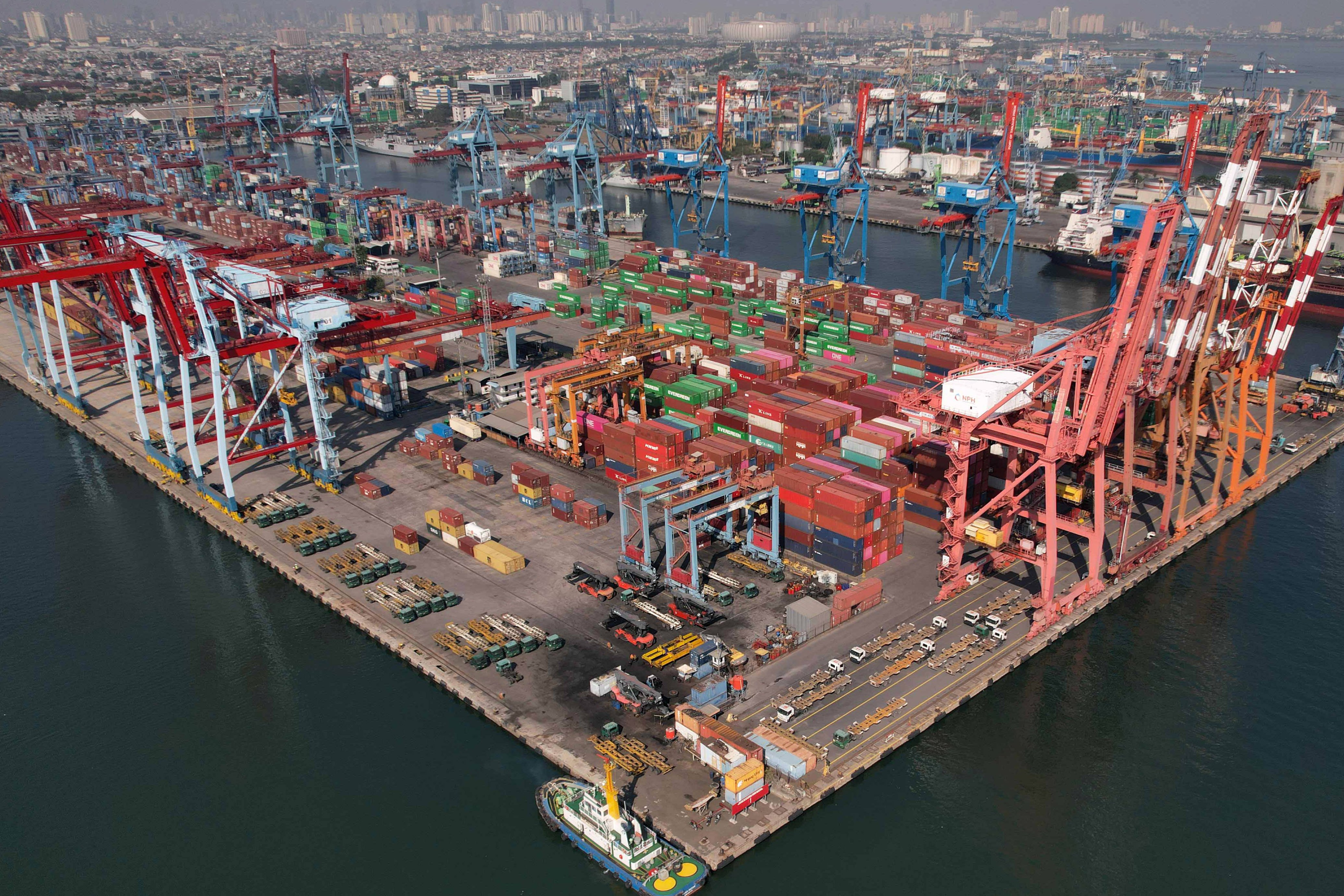 Tumpukan peti kemas tertata di Pelabuhan Tanjung Priok, Jakarta, Kamis (20/07/2023).