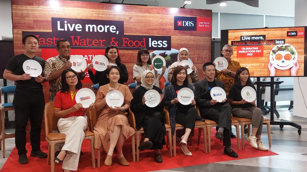 DBS Indonesia bersama mitra kerja yang mendukung kampanye Live more, waste water & food less.
