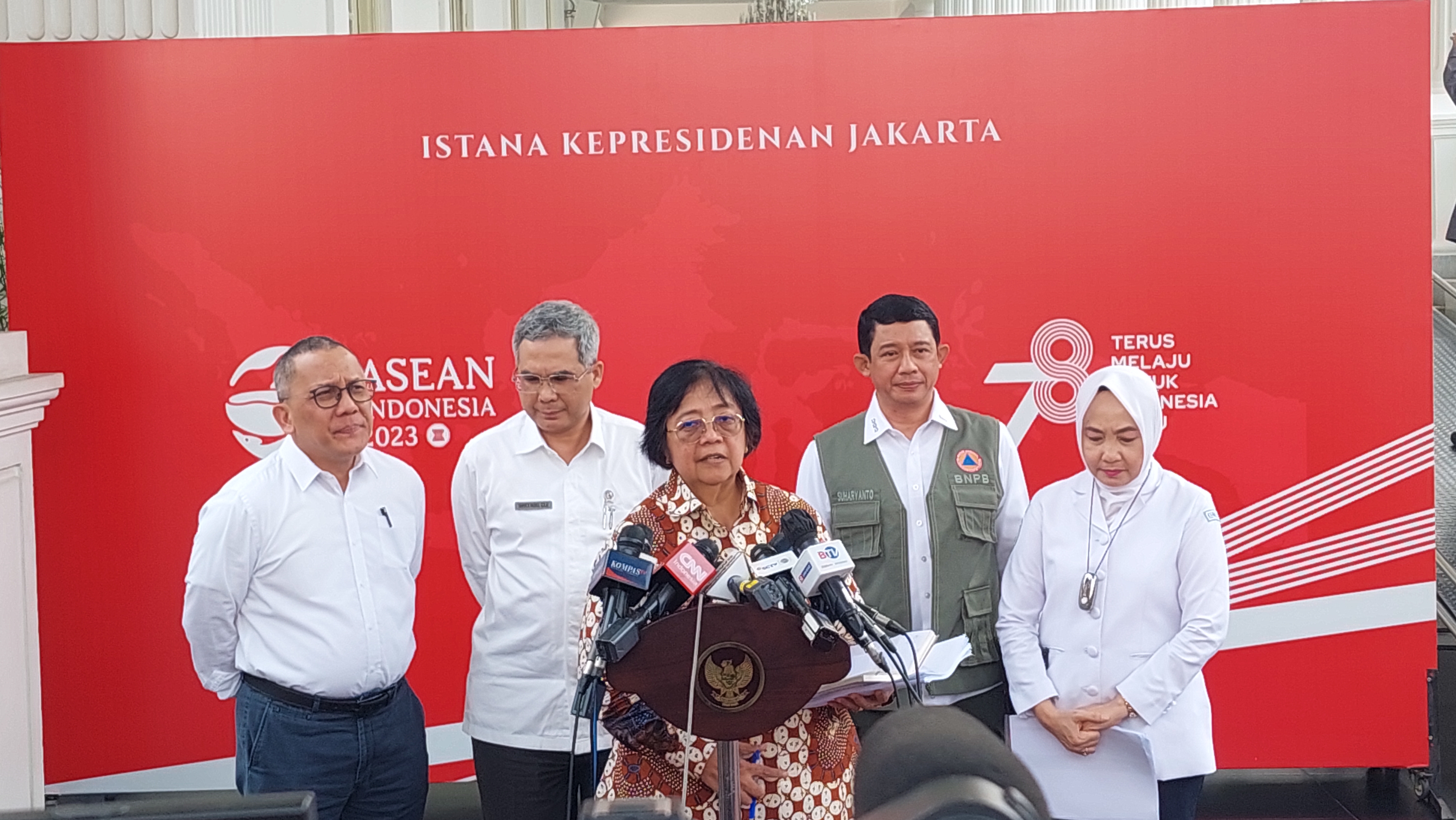 Menteri KLHK Siti Nurbaya Bakar (Tengah) membeirkan penjelasan kepada wartawan tentang arahan presiden terkait penanganan el-nino  