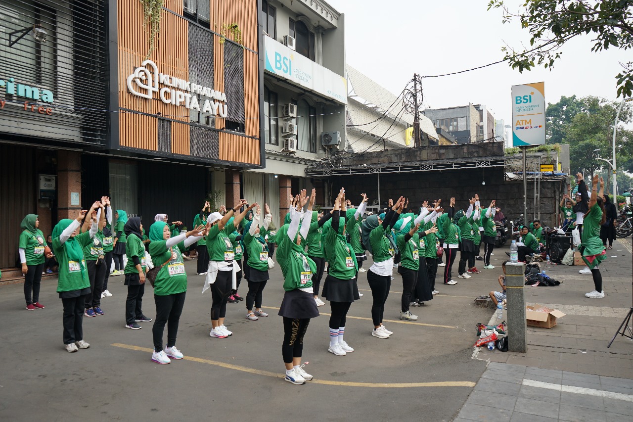 Relawan Sintawati menggelar kegiatan senam sehat bersama di Kelurahan Pela Mampang, Kecamatan Mampang Prapatan, Jakarta Selatan.