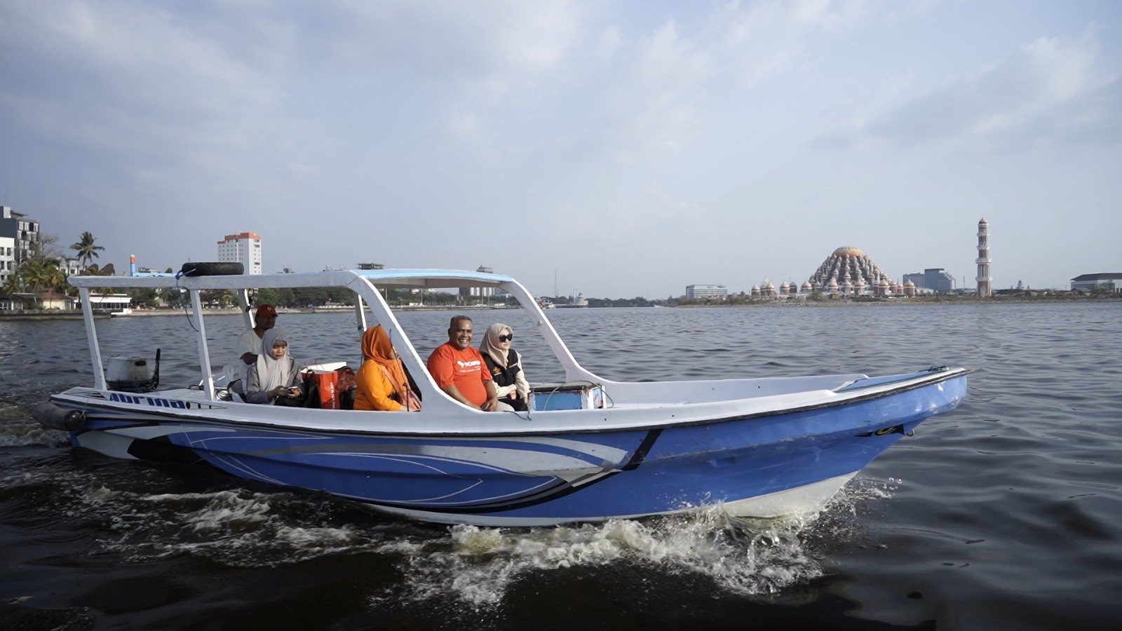 Petugas PT Pos Indonesia menggunakan perahu untuk menyalurkan Bansos Sembako dan PKH di Pulau Lae-lae, Kota Makassar, Sulsel, 