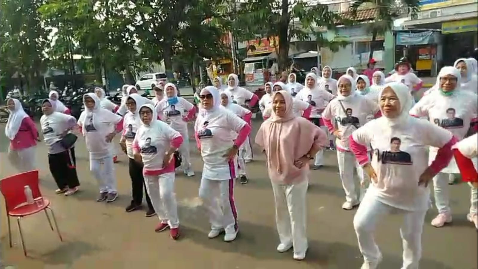 Senam pagi di Bekasi yang digelar UMKM Sahabat Sandi dengan Lembaga Lansia Indonesia
