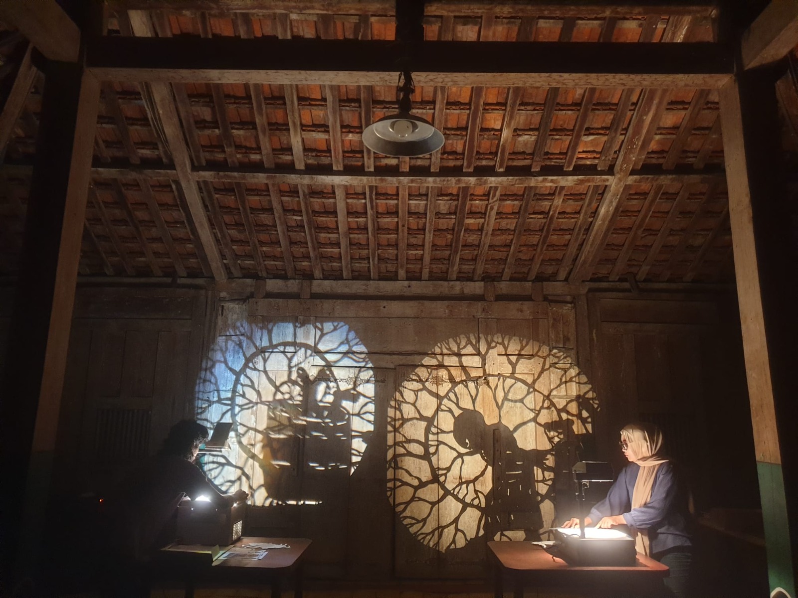 Karya bertajuk Kisah di Pengasingan: Oyong-oyong Ayang-ayang (2023) karya Jumaadi dan Shadow Factory. 