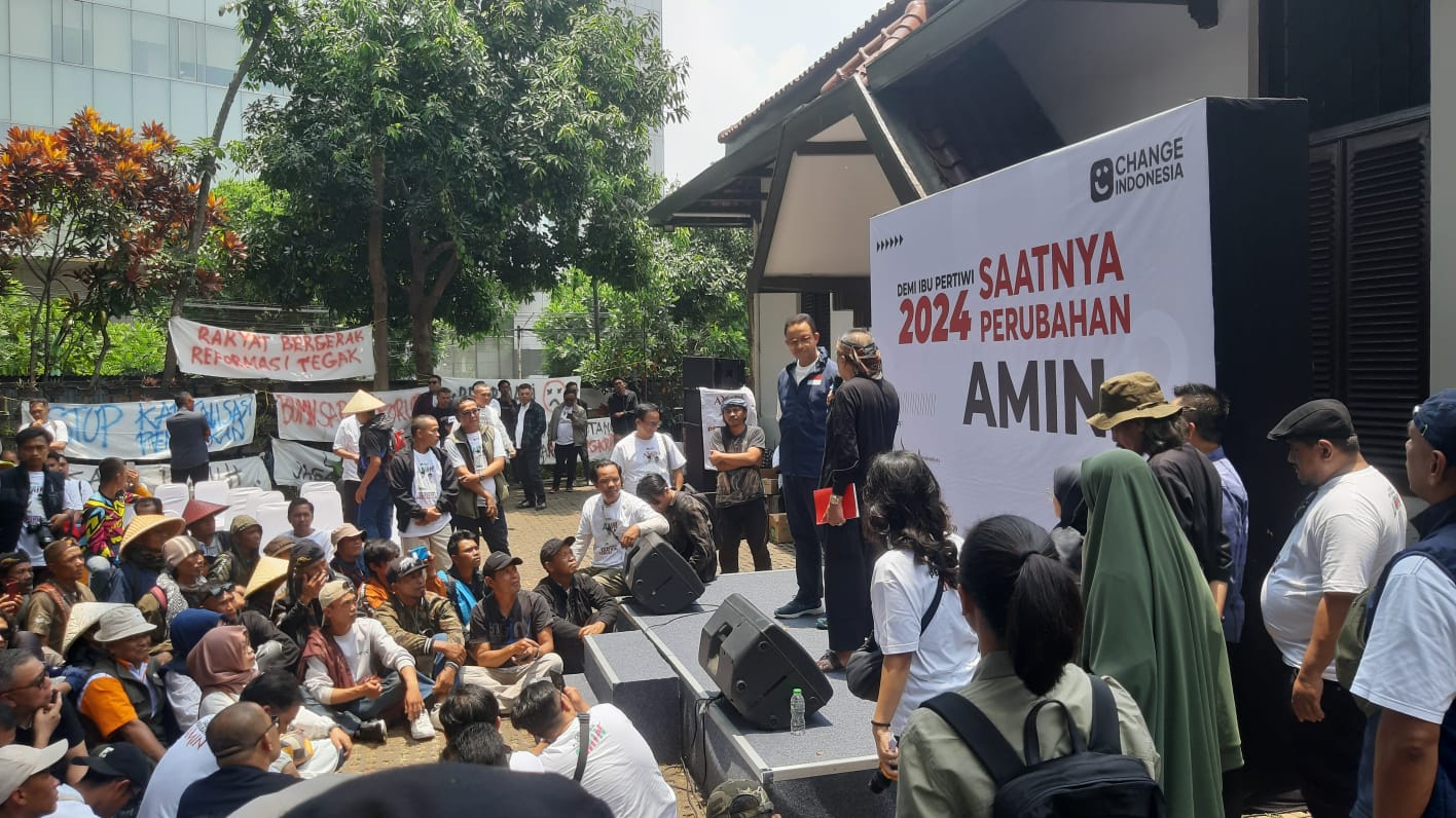 Komunitas Aktivis Pro Demokrasi dan Anies Basdewan Tetap Lanjutkan Diluar Gedung GIM Bandung.