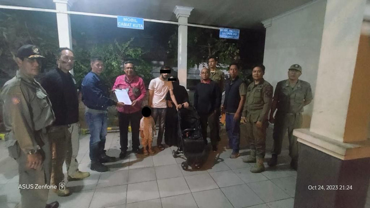 Satpol PP mengamankan satu keluarga dari Yordania yang mengemis di kawasan Kuta dan Seminyak.