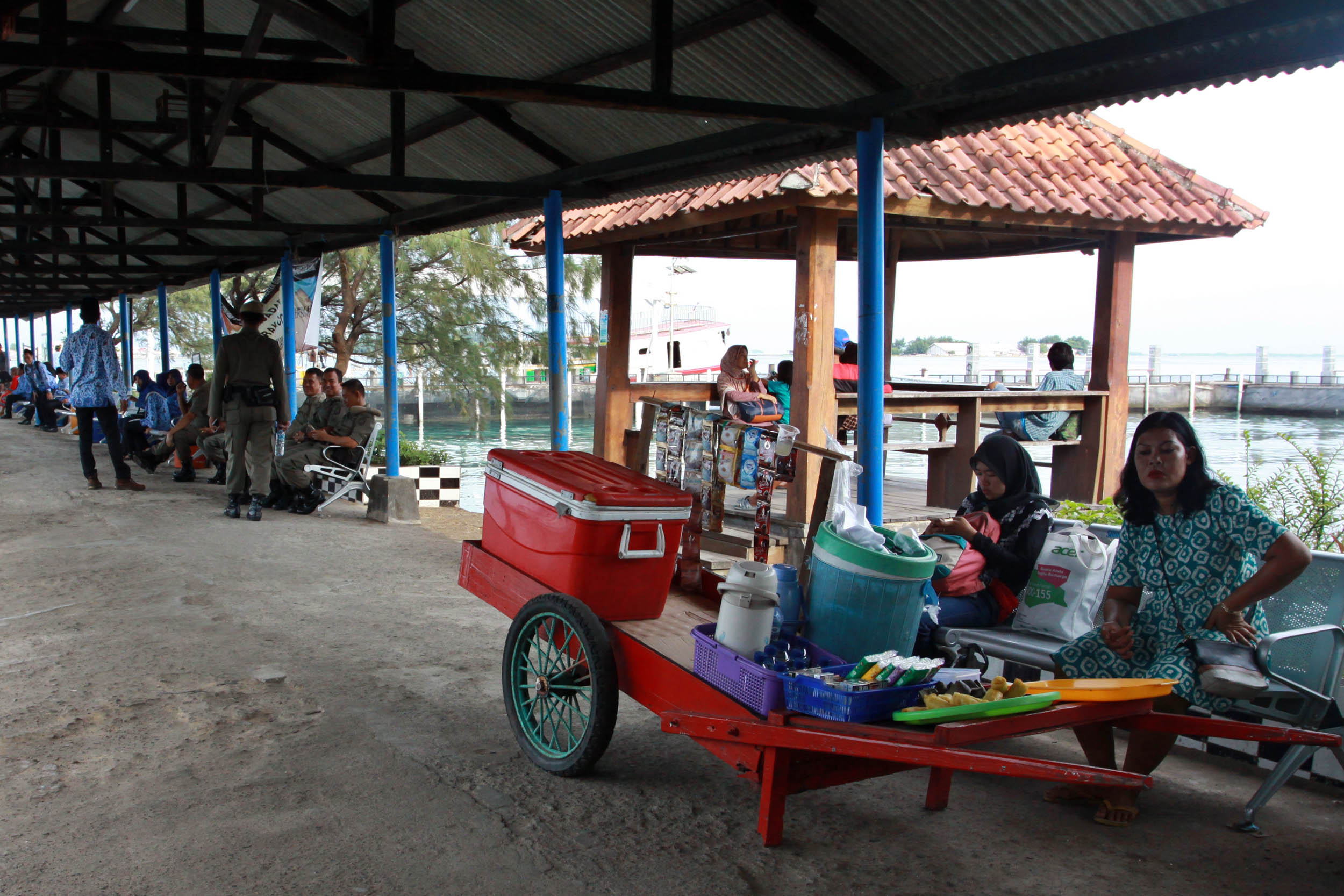 Sejumlah Pedagang Kaki Lima berjualan di tepi jalan di Kawasan Pulau Pramuka, Kepulauan Seribu.