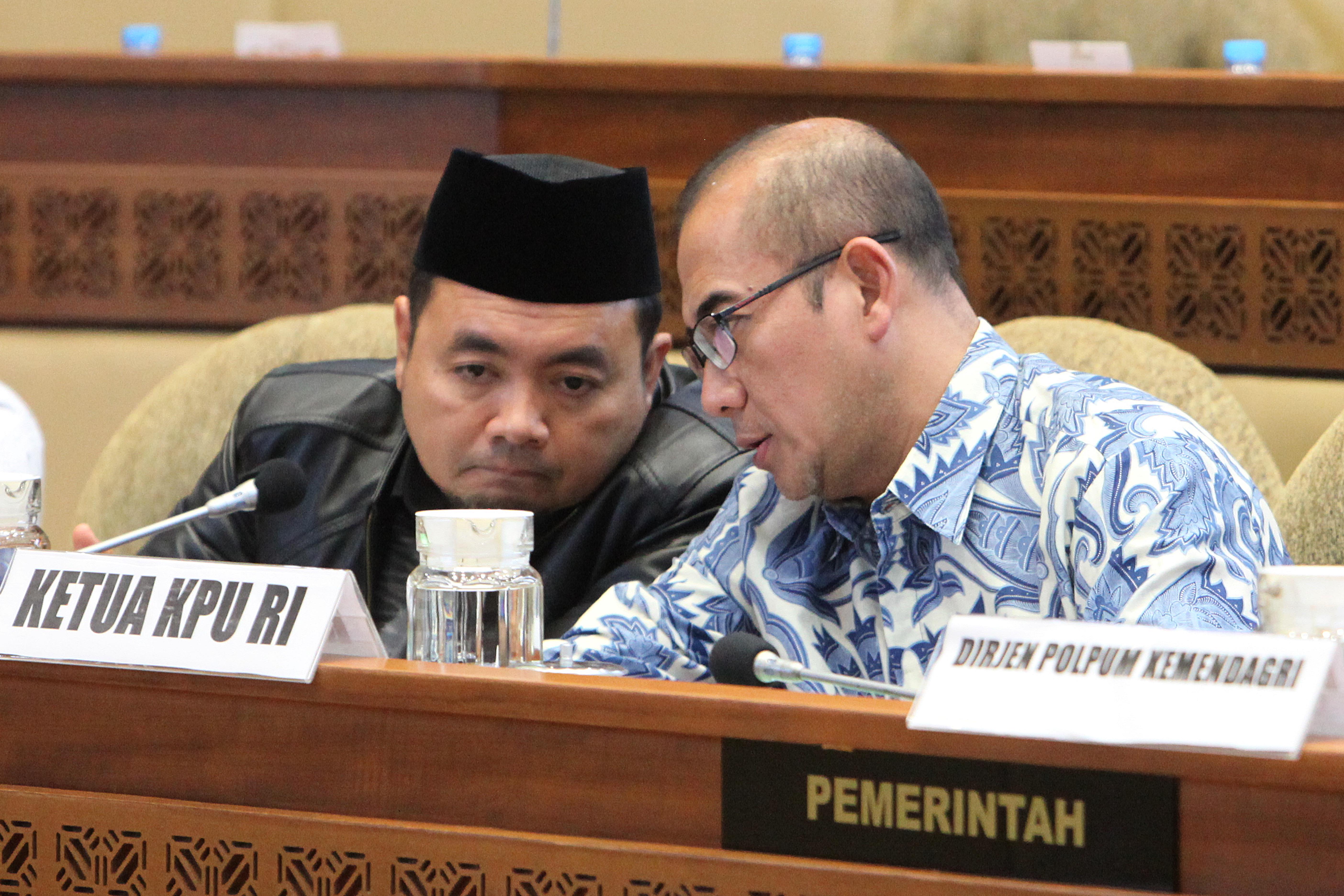  Ketua Komisi Pemilihan Umum (KPU) Hasyim Asyari (kanan) berdikusi dengan anggota Mochammad Afifuddin