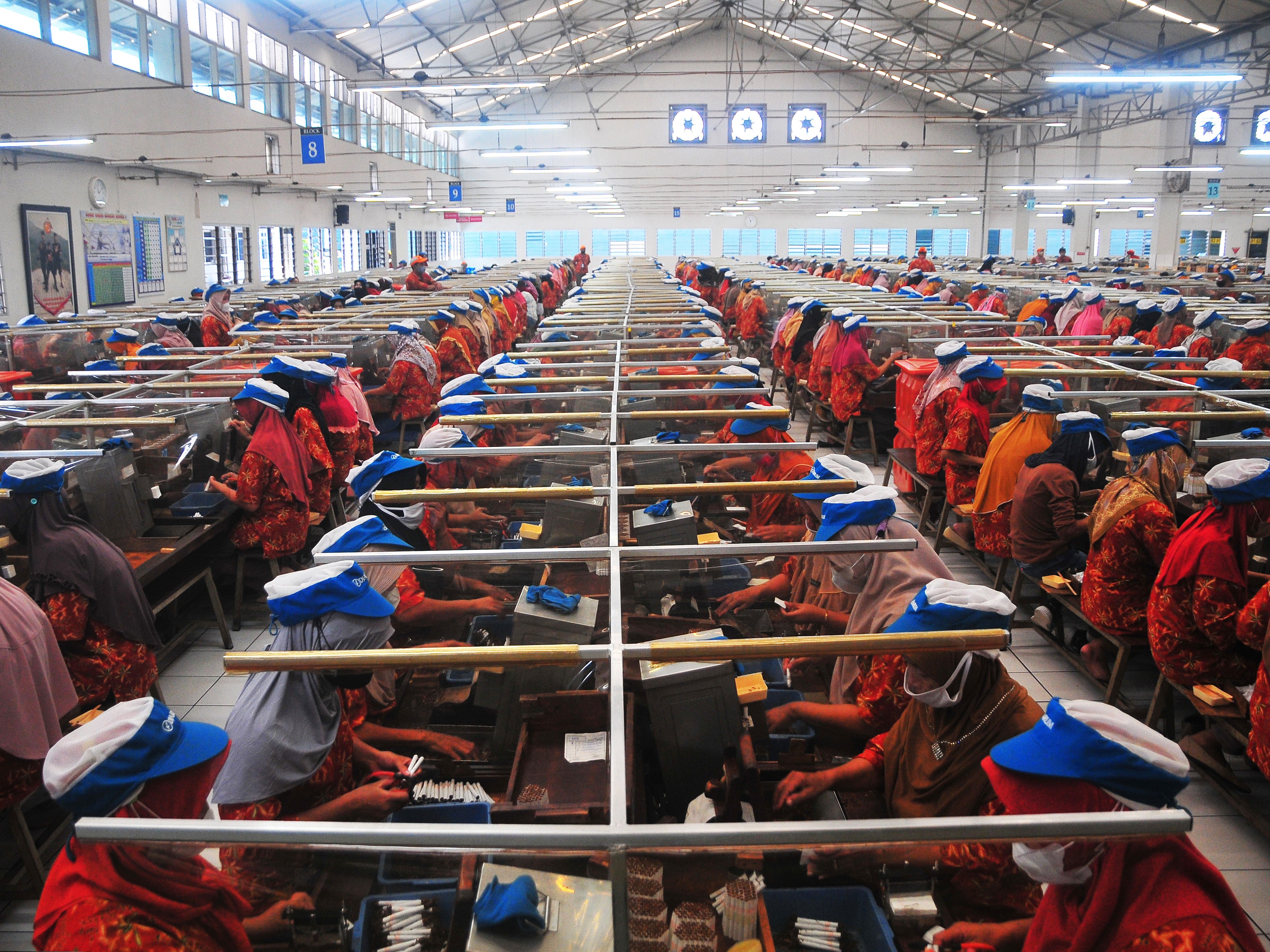 Sejumlah buruh rokok memproduksi sigaret kretek tangan (SKT) di salah satu pabrik rokok di Kudus, Jawa Tengah, Selasa (20/6/2023).