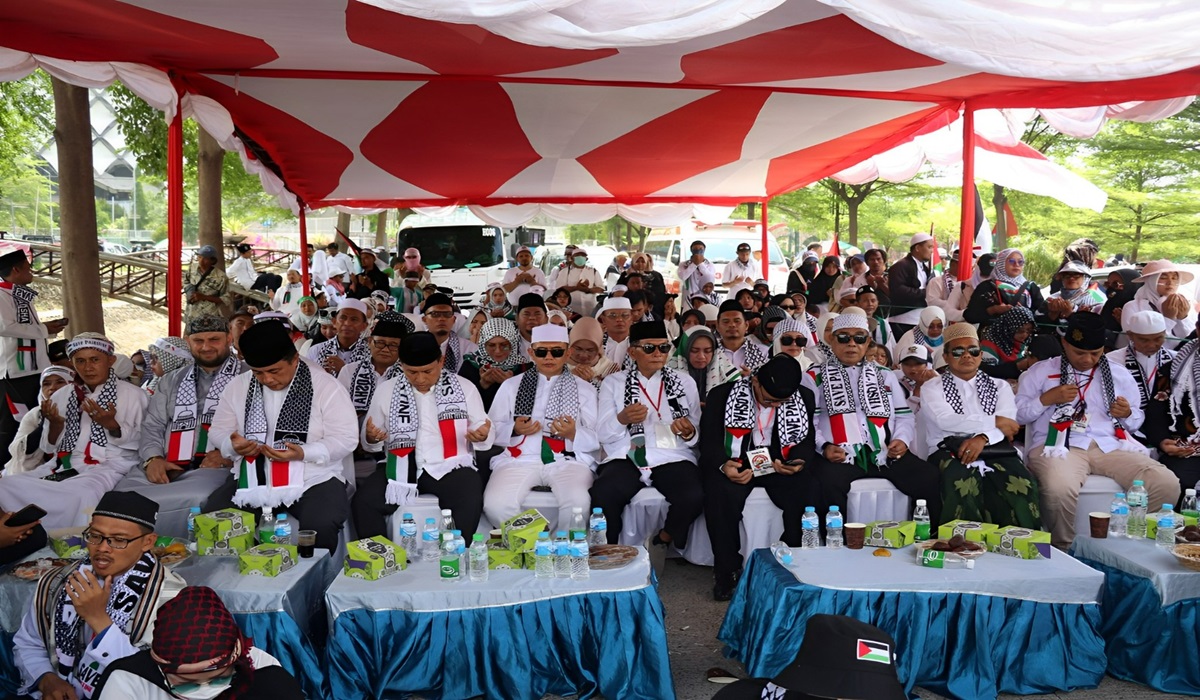 Aksi Bela Palestina di depan Stadion Wibawamukti, Kelurahan Sertajaya, Kecamatan Cikarang Timur, Kabupaten Bekasi.