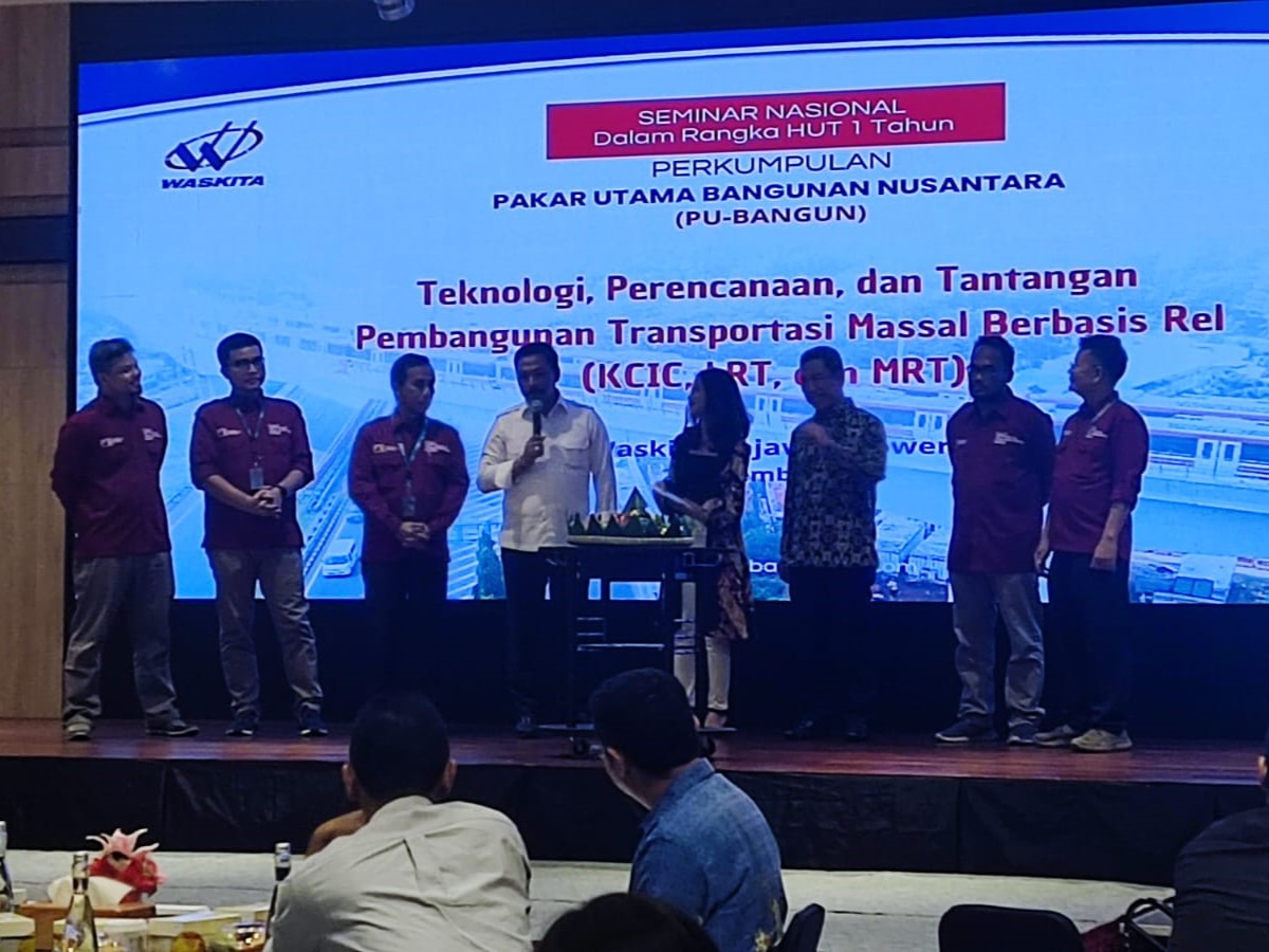 Seminar nasional berjudul Teknologi, Perencanaan, dan Tantangan Pembangunan Transportasi Massal Berbasis Rel (KCIC, LRT, dan MRT).