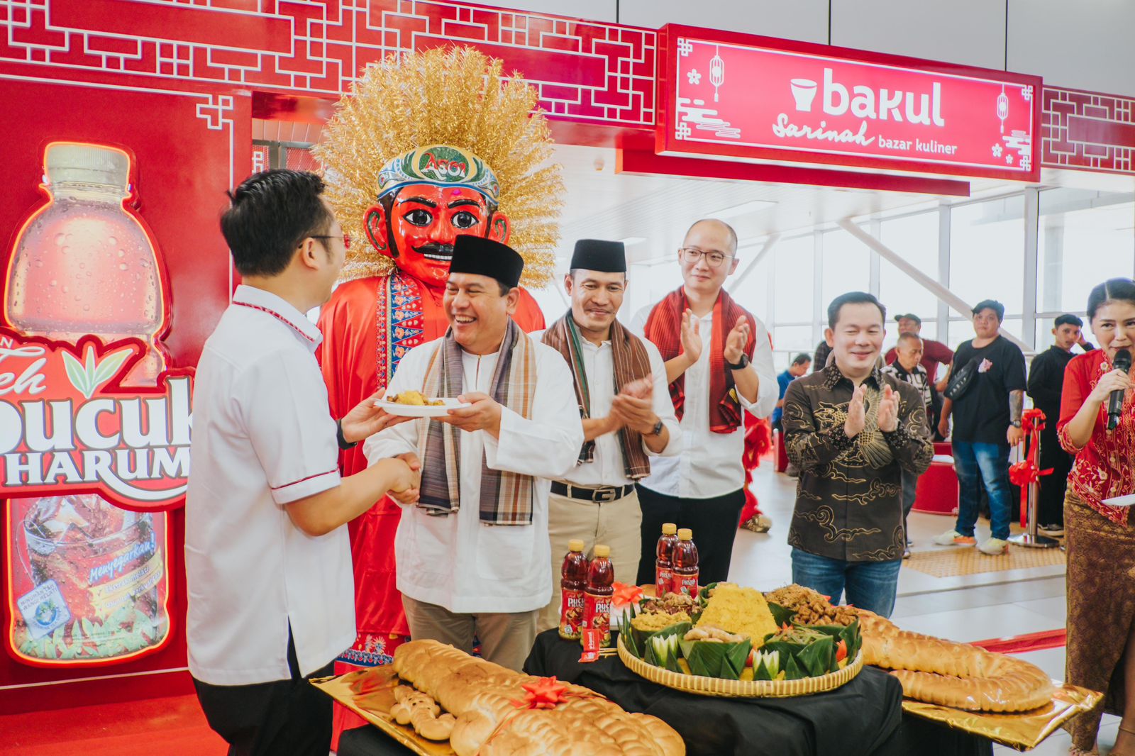 Acara peresmian Bazaar kuliner Teh Pucuk Harum X Bakul Sarinah pada pagi Selasa (14/11)  di Skybridge Stasiun Kereta Cepat Whoosh, Jakarta.