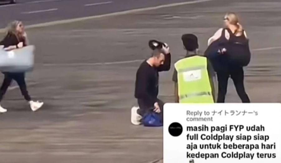Moment Chris Martin sujud sebelum terbang tinggalkan Indonesia
