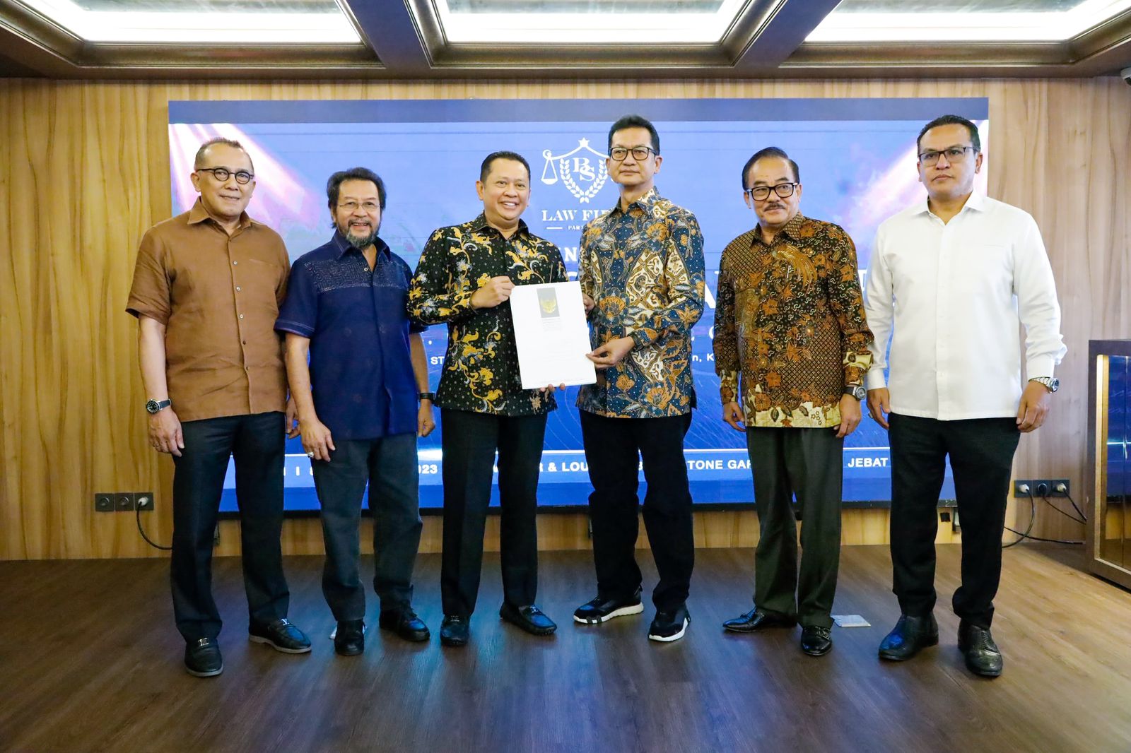 Ketua MPR RI Bambang Soesatyo (ketiga kiri) mendirikan kantor Law Firm BS and Partner, sebagai kantor pelayanan dan bantuan hukum.